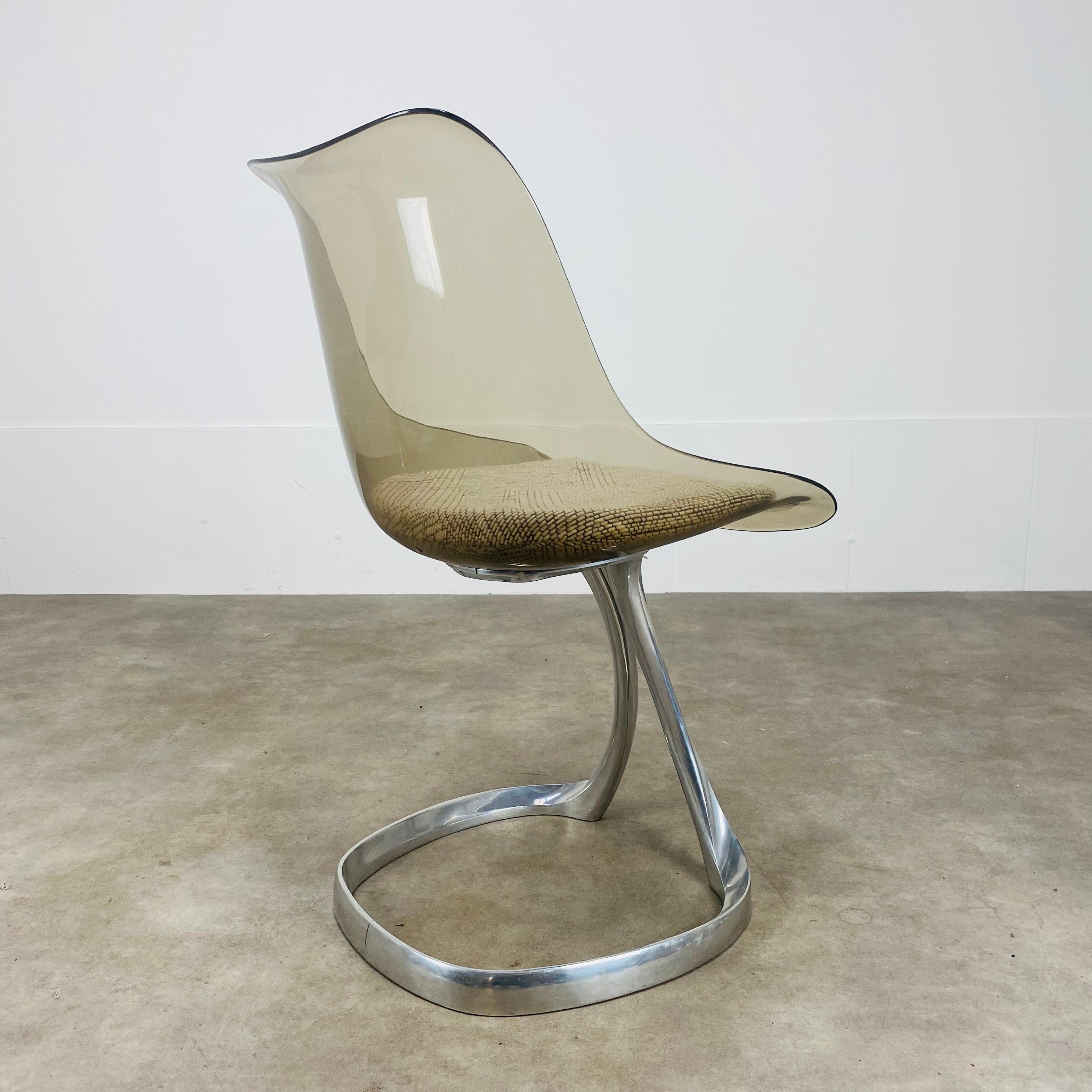 Ensemble de 4 chaises de salle à manger par Michel Charron, plexiglas et aluminium  en vente 2