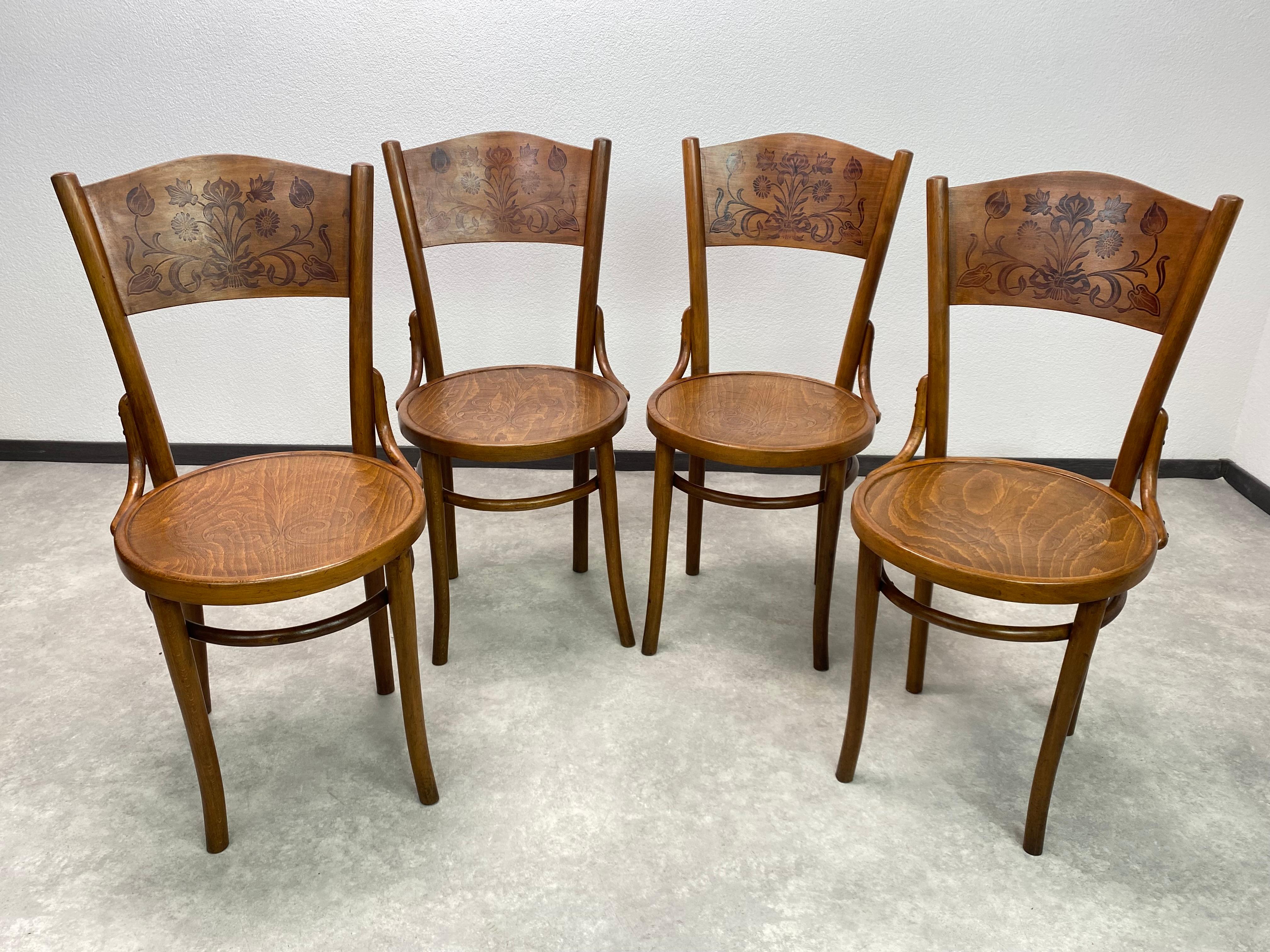 Ensemble de 4 chaises de salle à manger par Thonet Mundus en vente