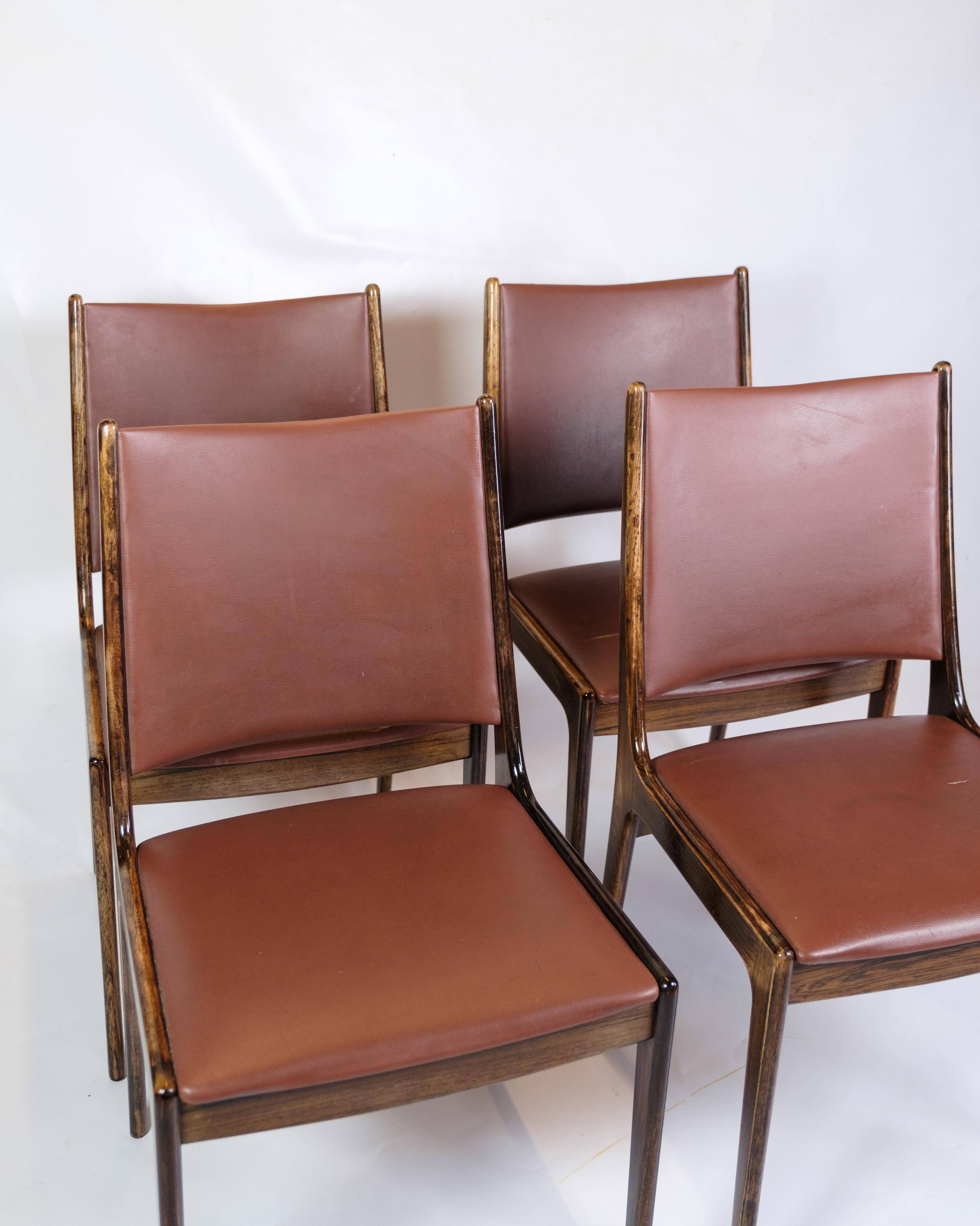 Dieses Set aus vier Esstischstühlen verbindet zeitlose Eleganz mit hoher Funktionalität. Die aus massivem Palisanderholz gefertigten und mit cognacfarbenem Leder bezogenen Stühle bieten ein komfortables Sitzerlebnis und eine schöne Ästhetik für