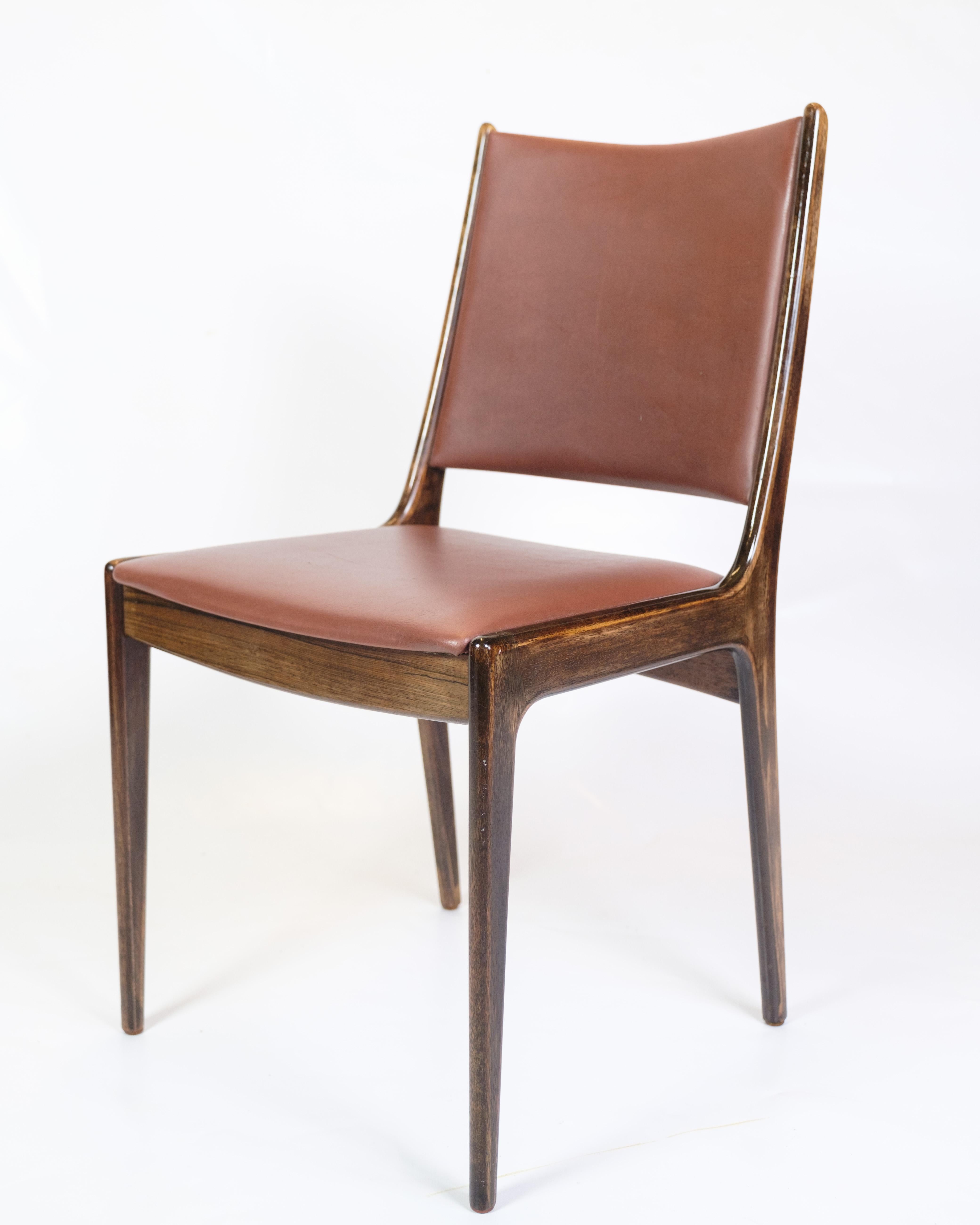 Mid-Century Modern Ensemble de 4 chaises de salle à manger en bois de rose de Johannes Andersen des années 1960 en vente