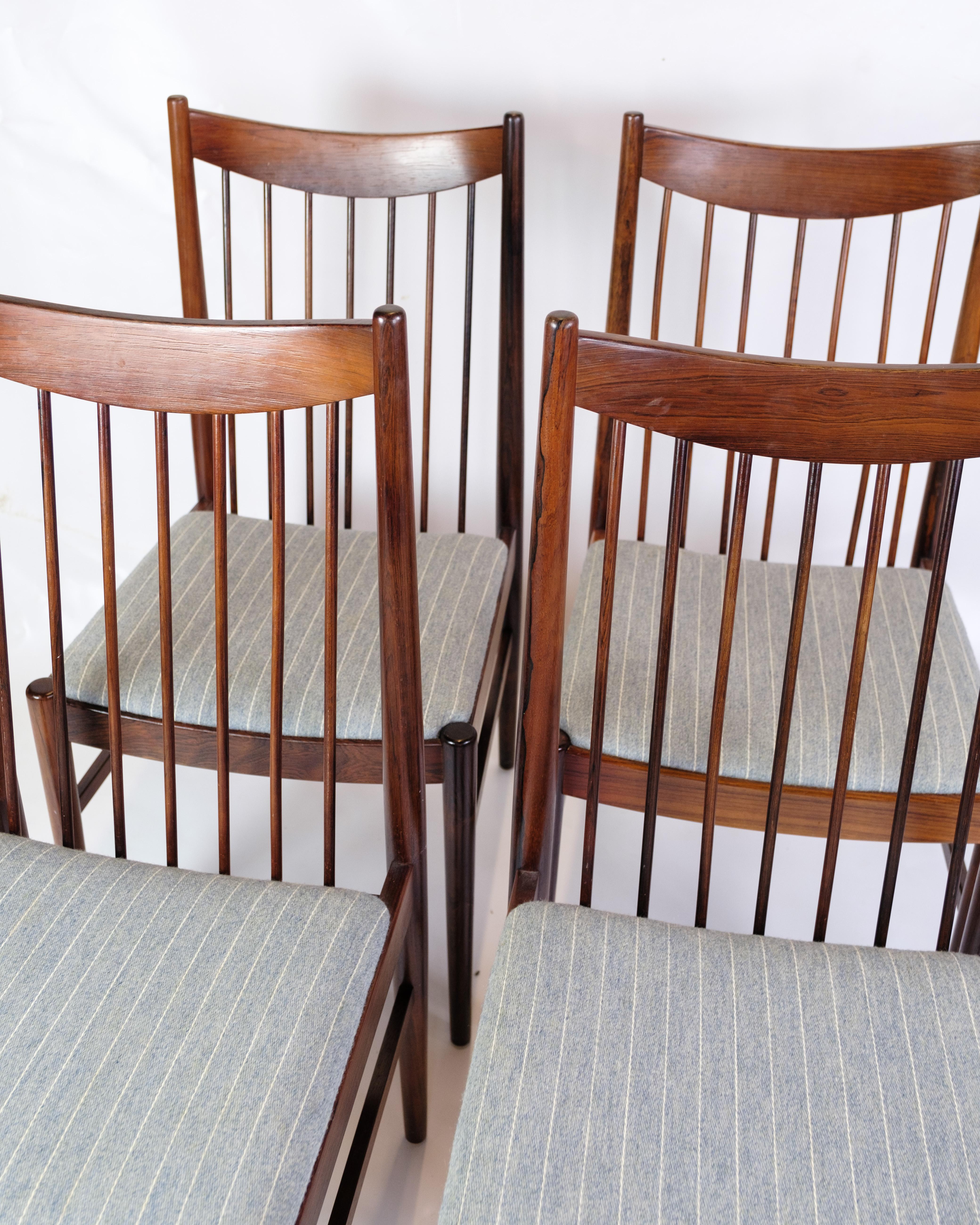 Questo set di quattro sedie per la sala da pranzo è un vero gioiello del design danese degli anni '60. Progettate dal famoso designer Arne Vodder e realizzate in legno di palissandro, queste sedie trasudano eleganza e raffinatezza senza tempo.

La
