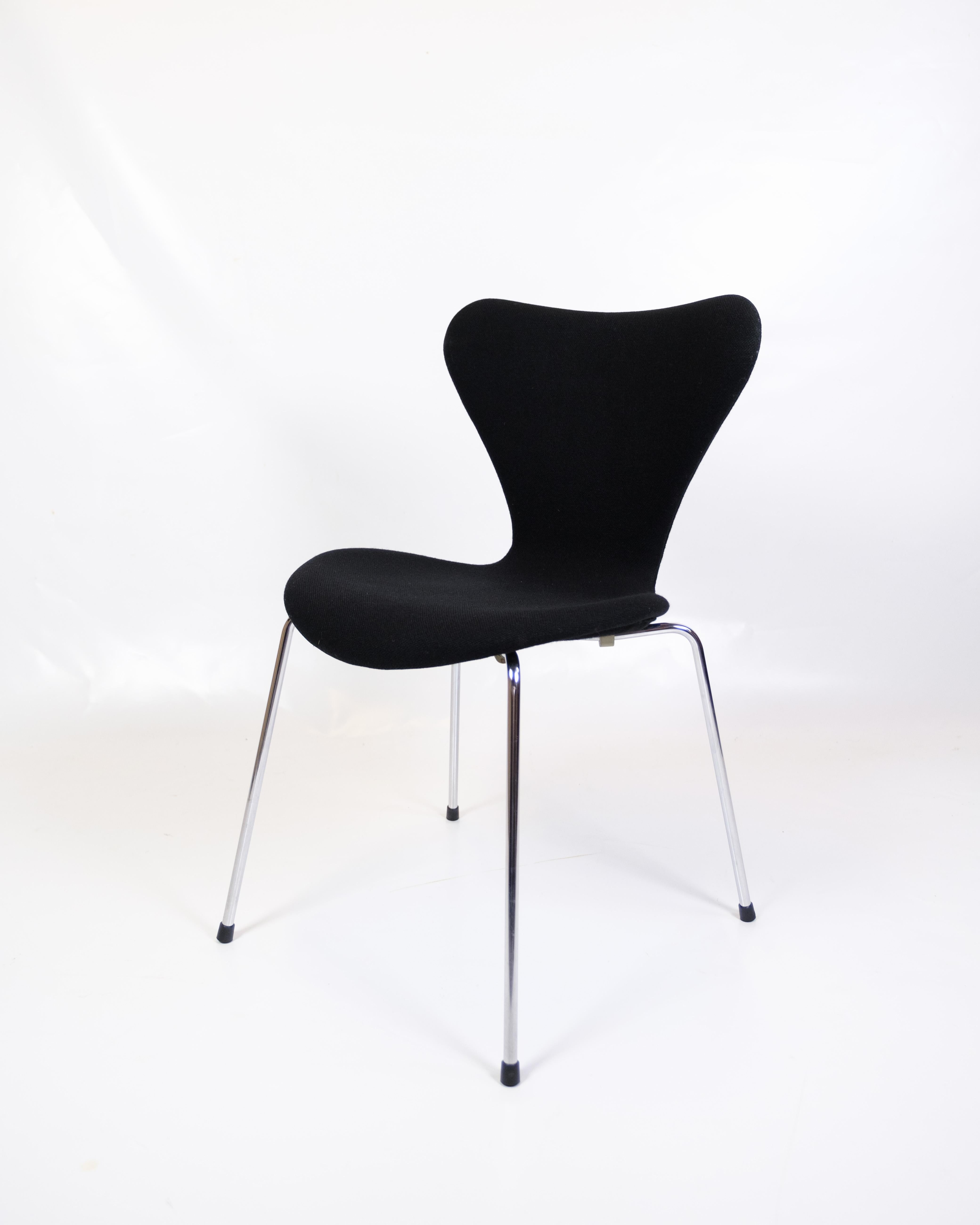 Satz von vier Stühlen der Serie Sieben Stühle Modell 3107 mit schwarzem Stoff von Arne Jacobsen (Skandinavische Moderne) im Angebot
