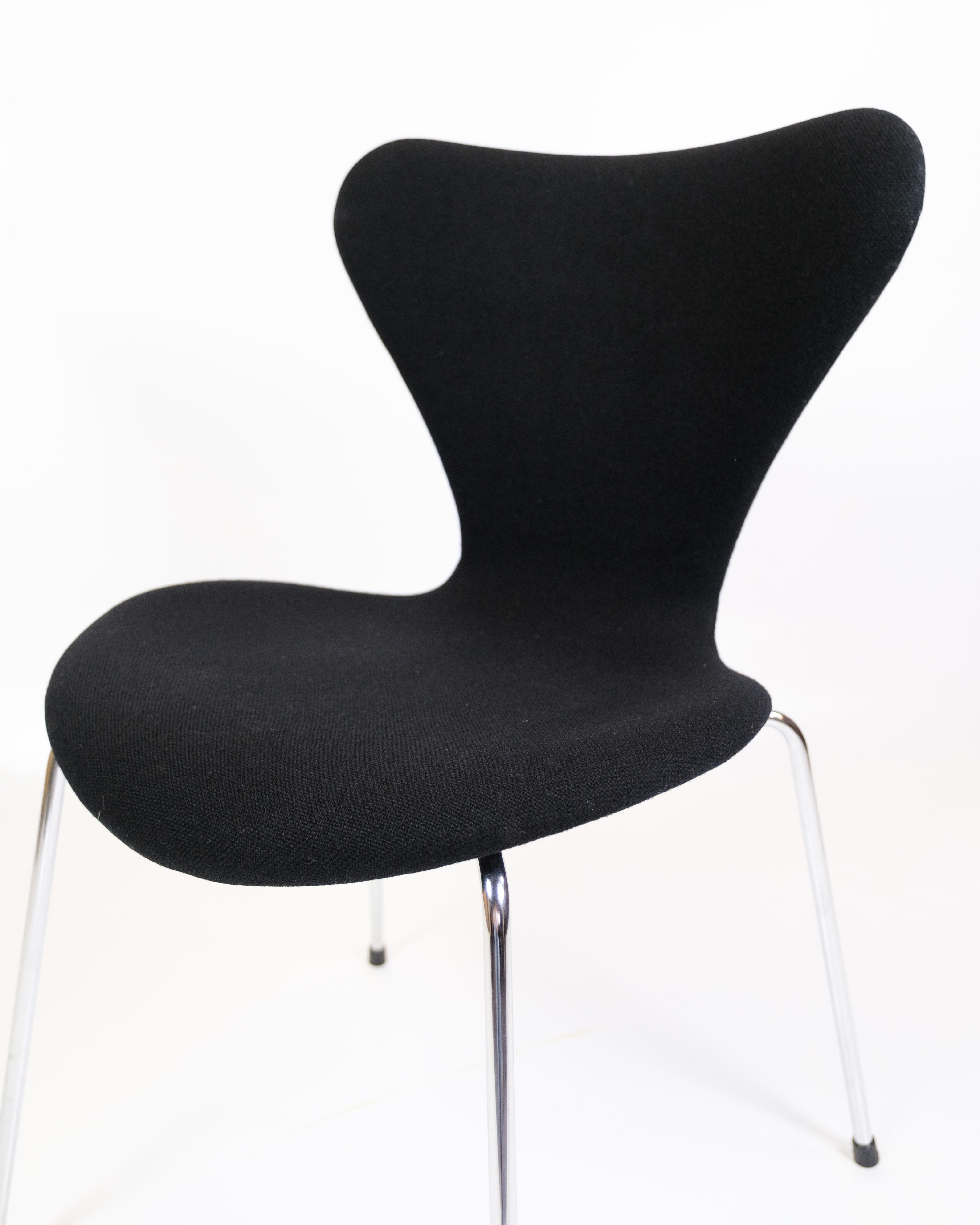 Satz von vier Stühlen der Serie Sieben Stühle Modell 3107 mit schwarzem Stoff von Arne Jacobsen (Dänisch) im Angebot