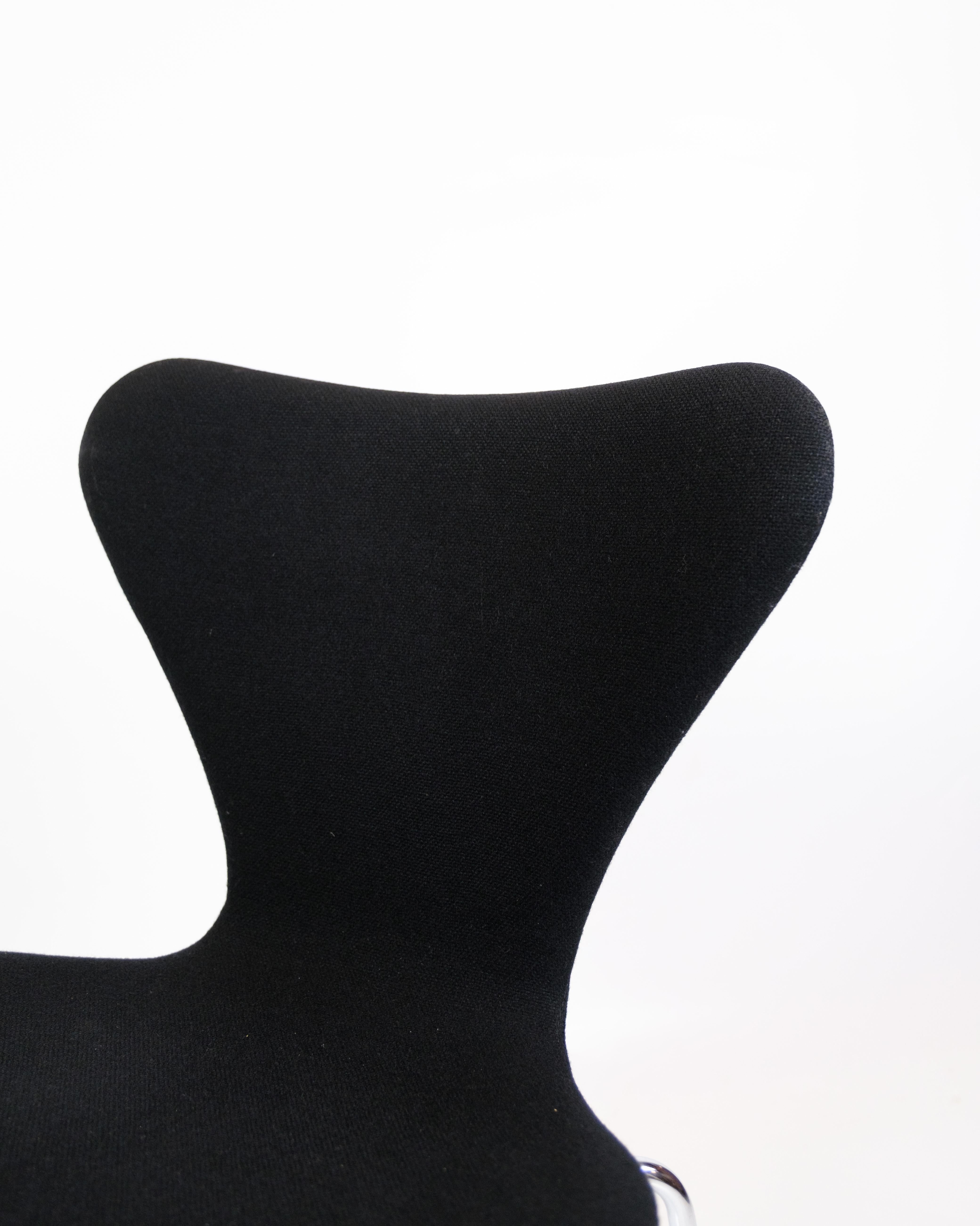 Satz von vier Stühlen der Serie Sieben Stühle Modell 3107 mit schwarzem Stoff von Arne Jacobsen im Zustand „Gut“ im Angebot in Lejre, DK