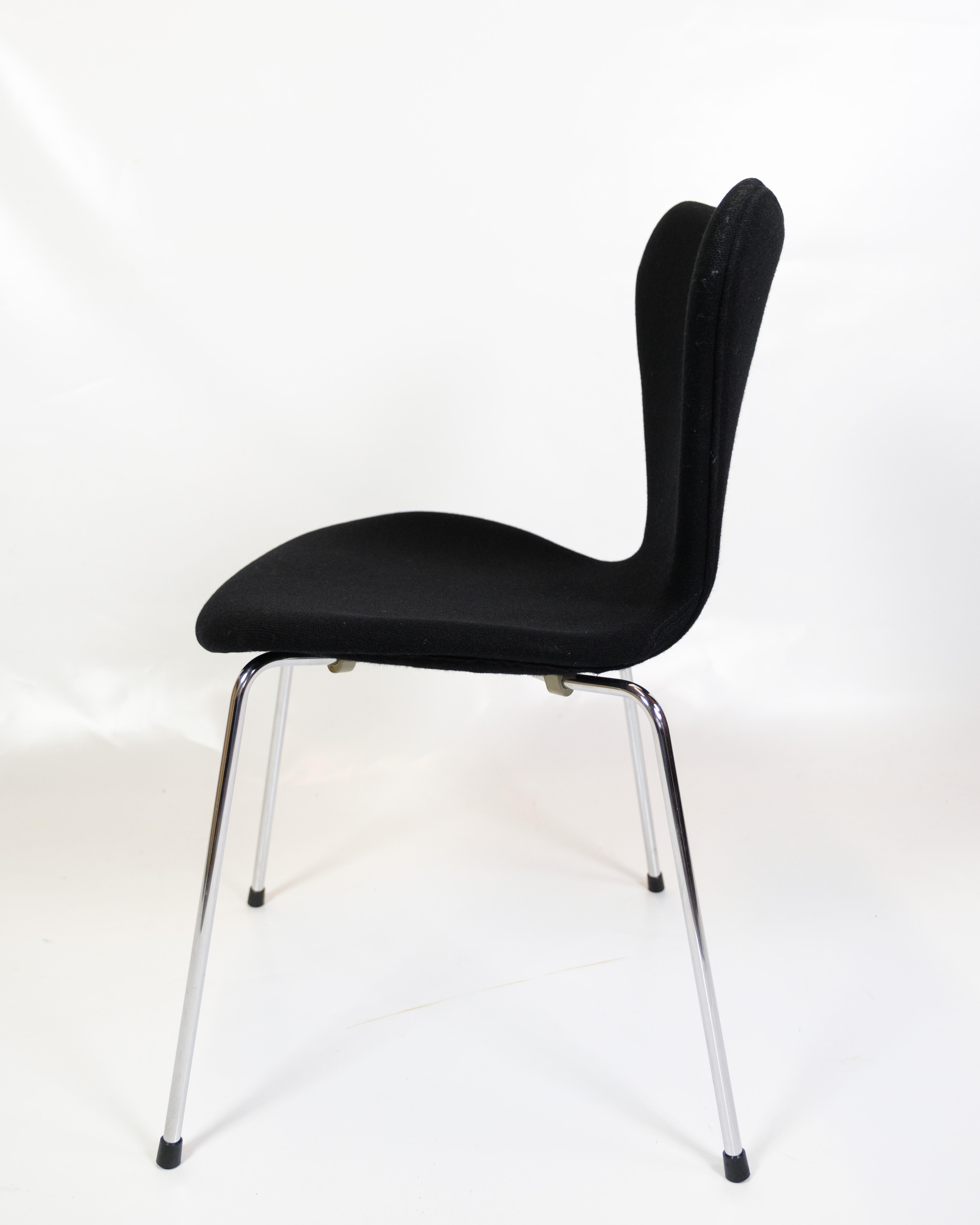 Satz von vier Stühlen der Serie Sieben Stühle Modell 3107 mit schwarzem Stoff von Arne Jacobsen (21. Jahrhundert und zeitgenössisch) im Angebot