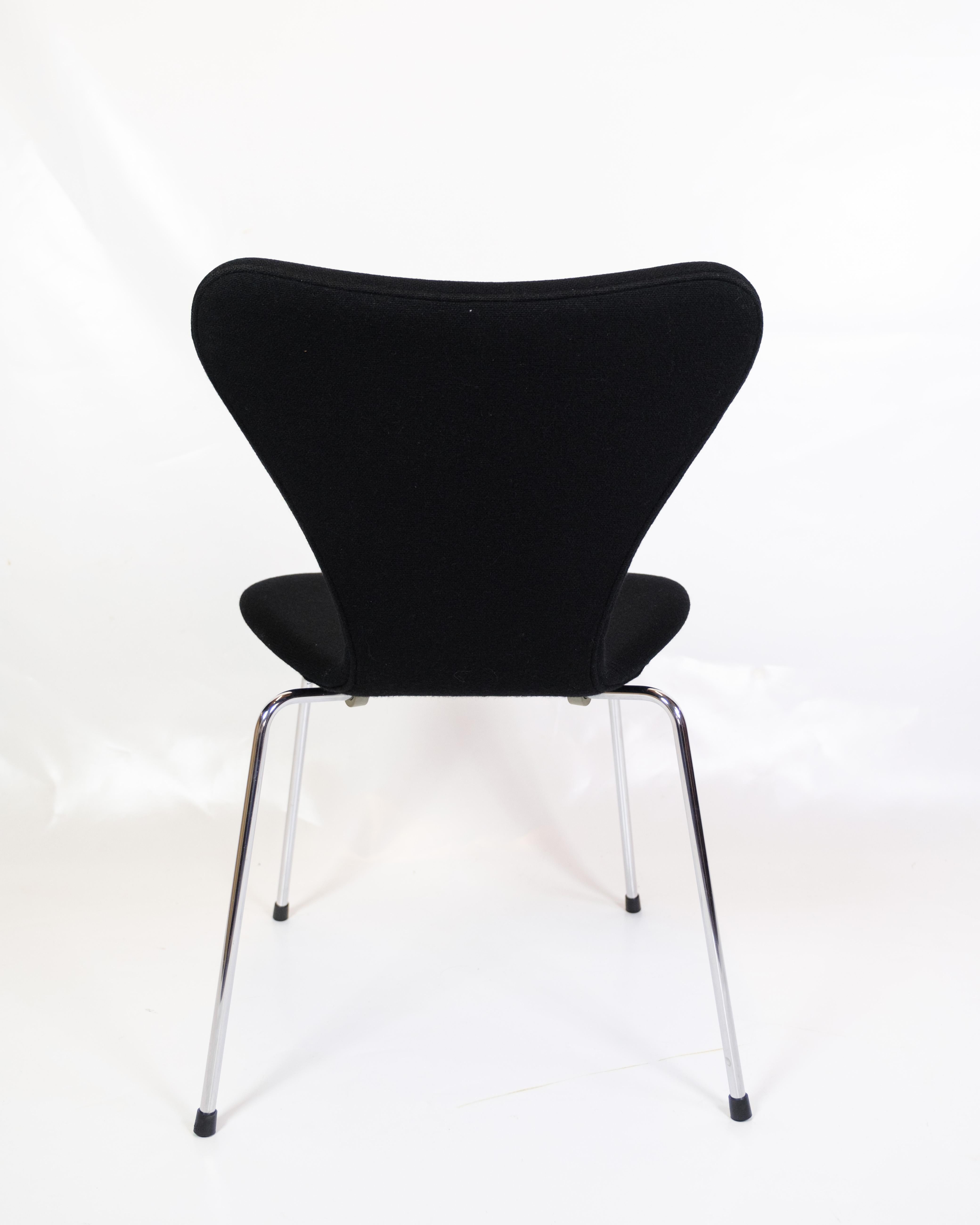 Satz von vier Stühlen der Serie Sieben Stühle Modell 3107 mit schwarzem Stoff von Arne Jacobsen im Angebot 1