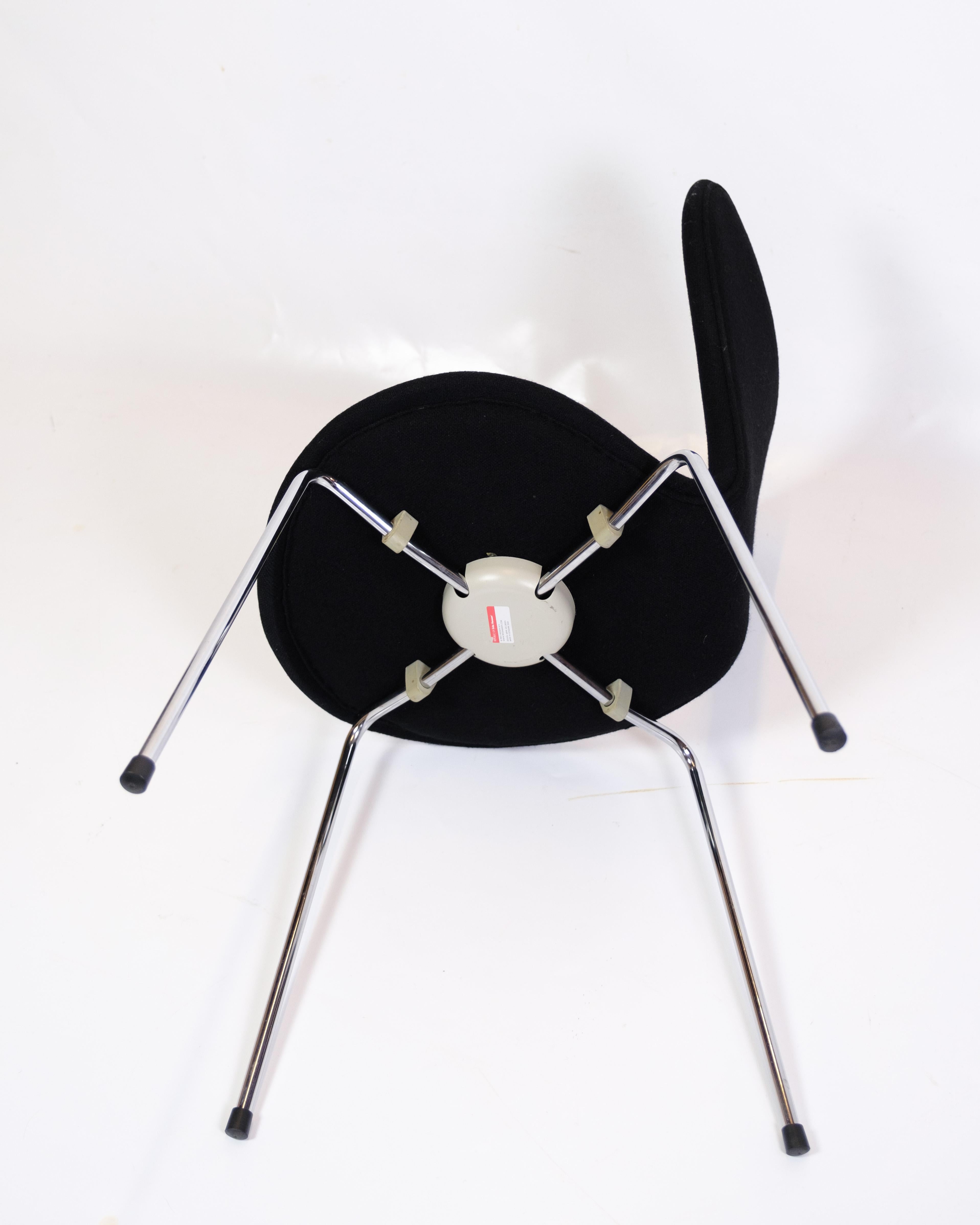 Satz von vier Stühlen der Serie Sieben Stühle Modell 3107 mit schwarzem Stoff von Arne Jacobsen im Angebot 2