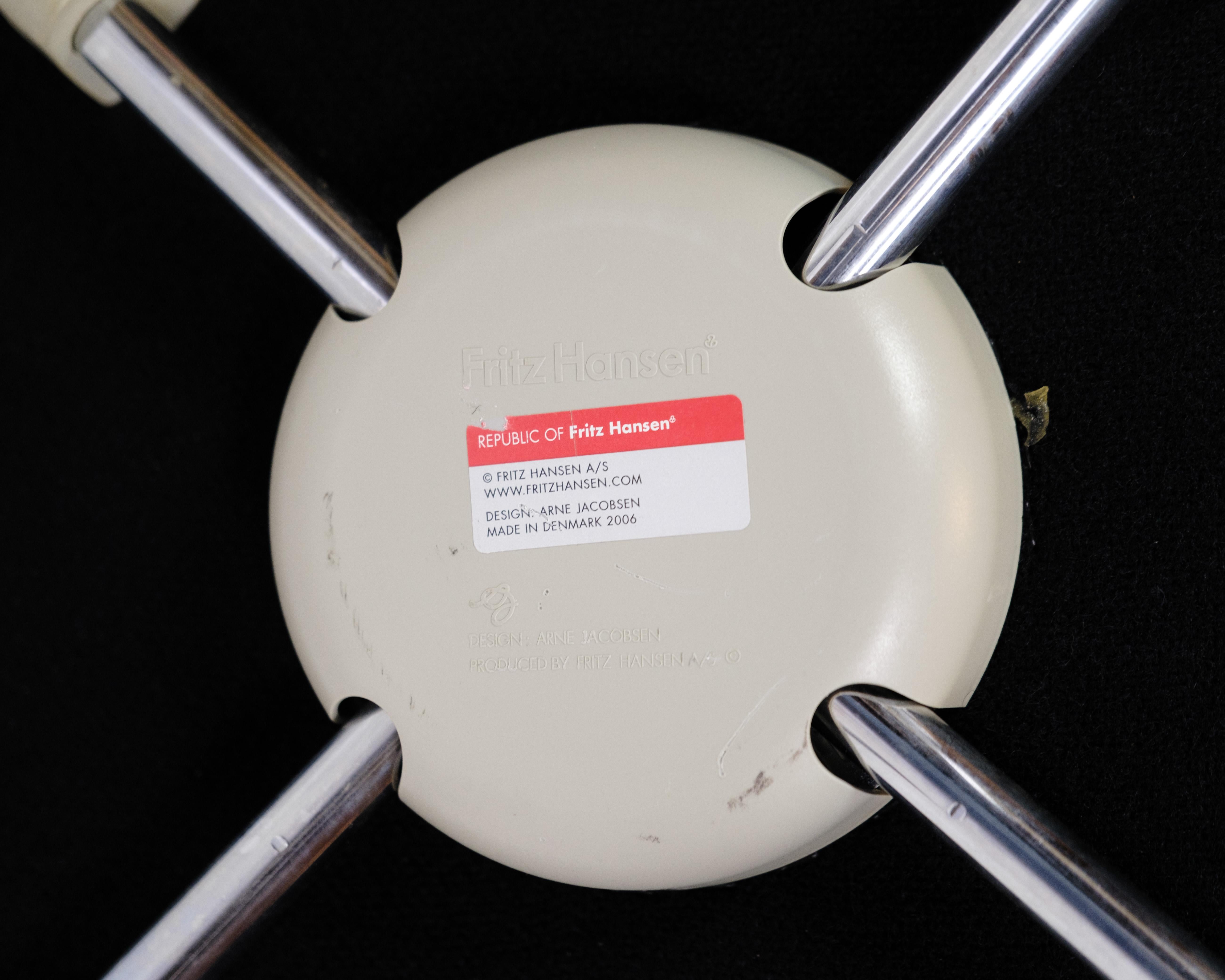 Satz von vier Stühlen der Serie Sieben Stühle Modell 3107 mit schwarzem Stoff von Arne Jacobsen im Angebot 3