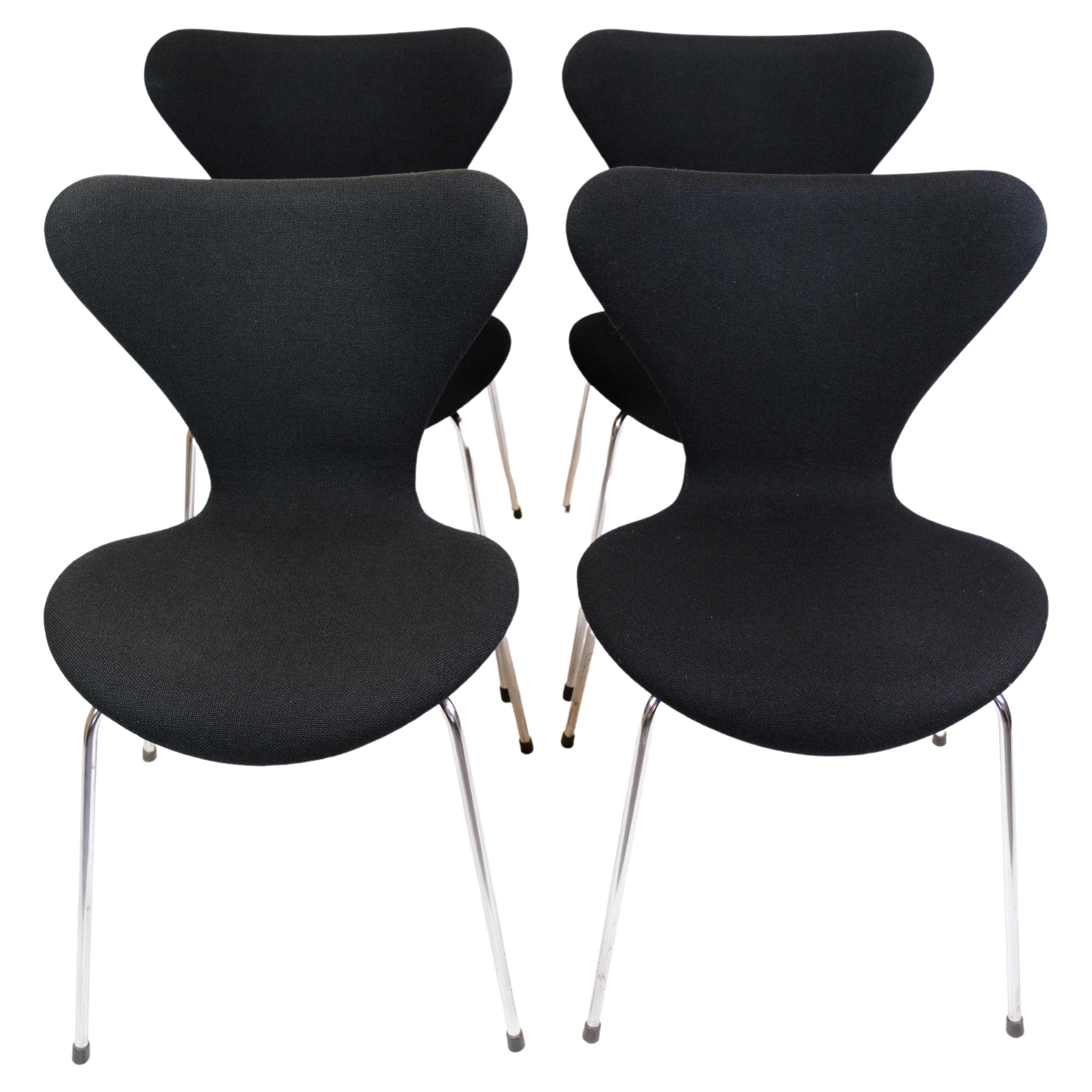 Satz von vier Stühlen der Serie Sieben Stühle Modell 3107 mit schwarzem Stoff von Arne Jacobsen