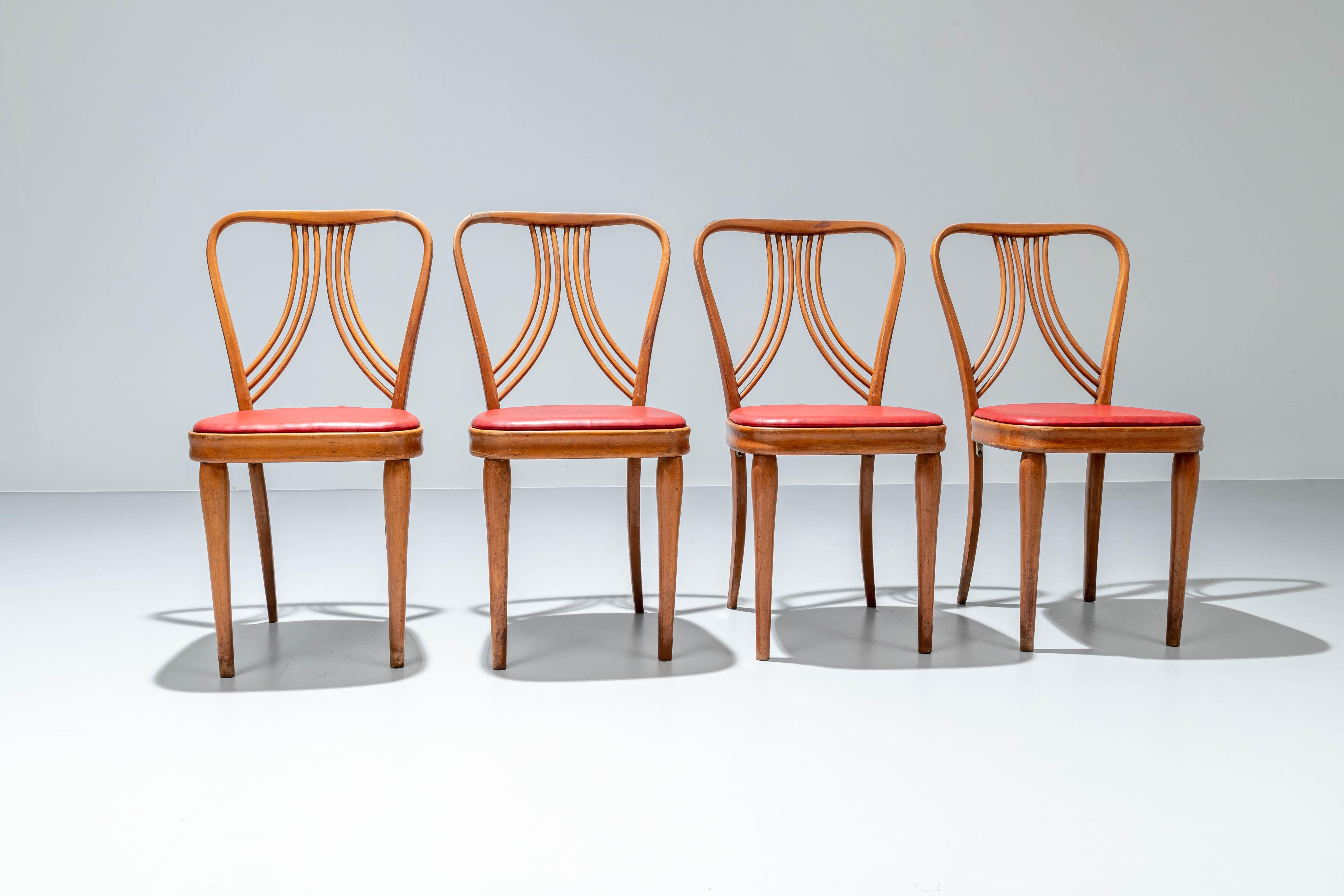 Ensemble de 4 chaises de salle à manger en bois blond et faux cuir rouge. 

La grâce italienne à son meilleur. La combinaison du hêtre blond et du similicuir rouge donne aux chaises un sentiment chaleureux et romantique. Les chaises ont beaucoup