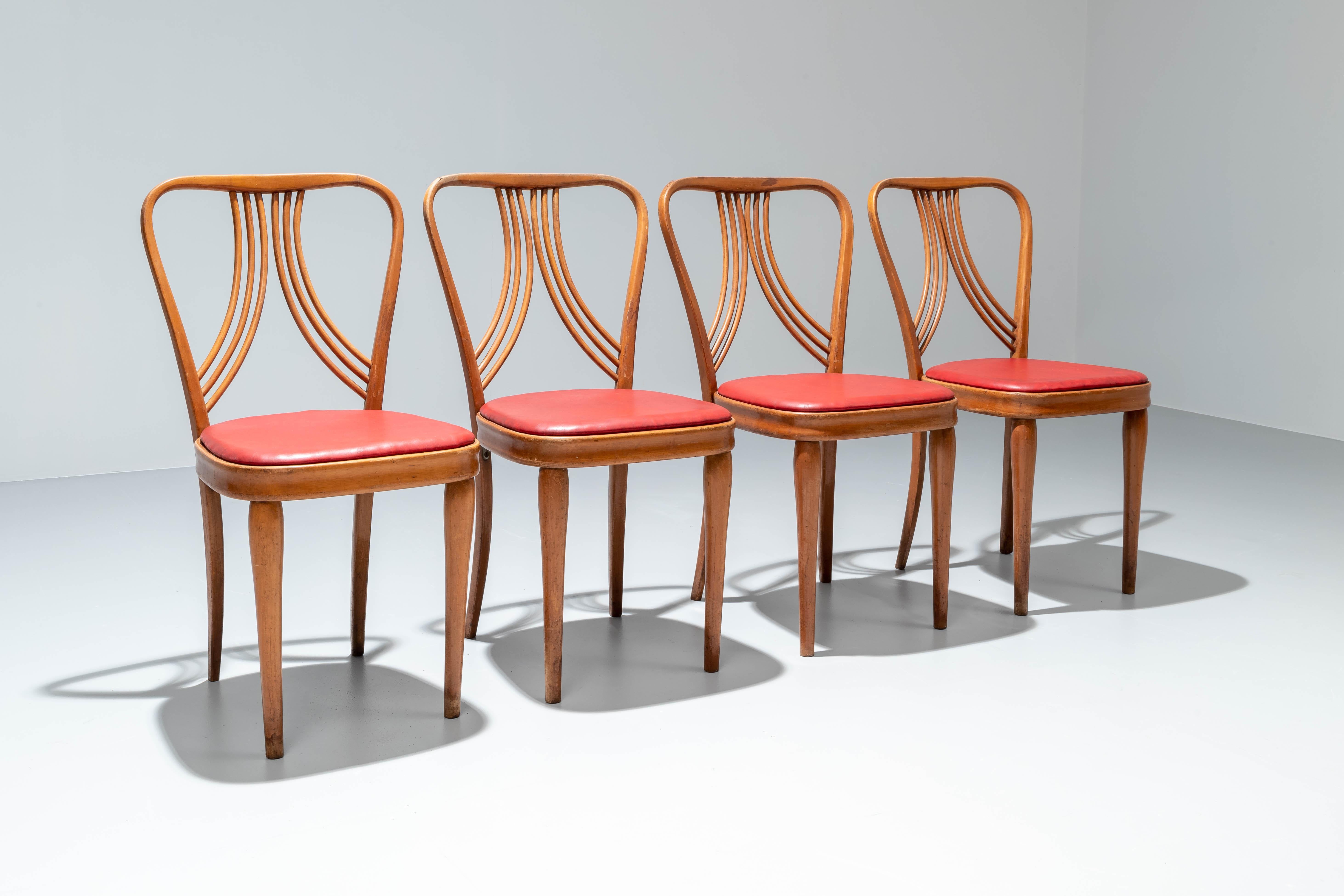 Mid-Century Modern Ensemble de 4 chaises de salle à manger en bois blond et faux cuir rouge, Italie, années 1950 en vente