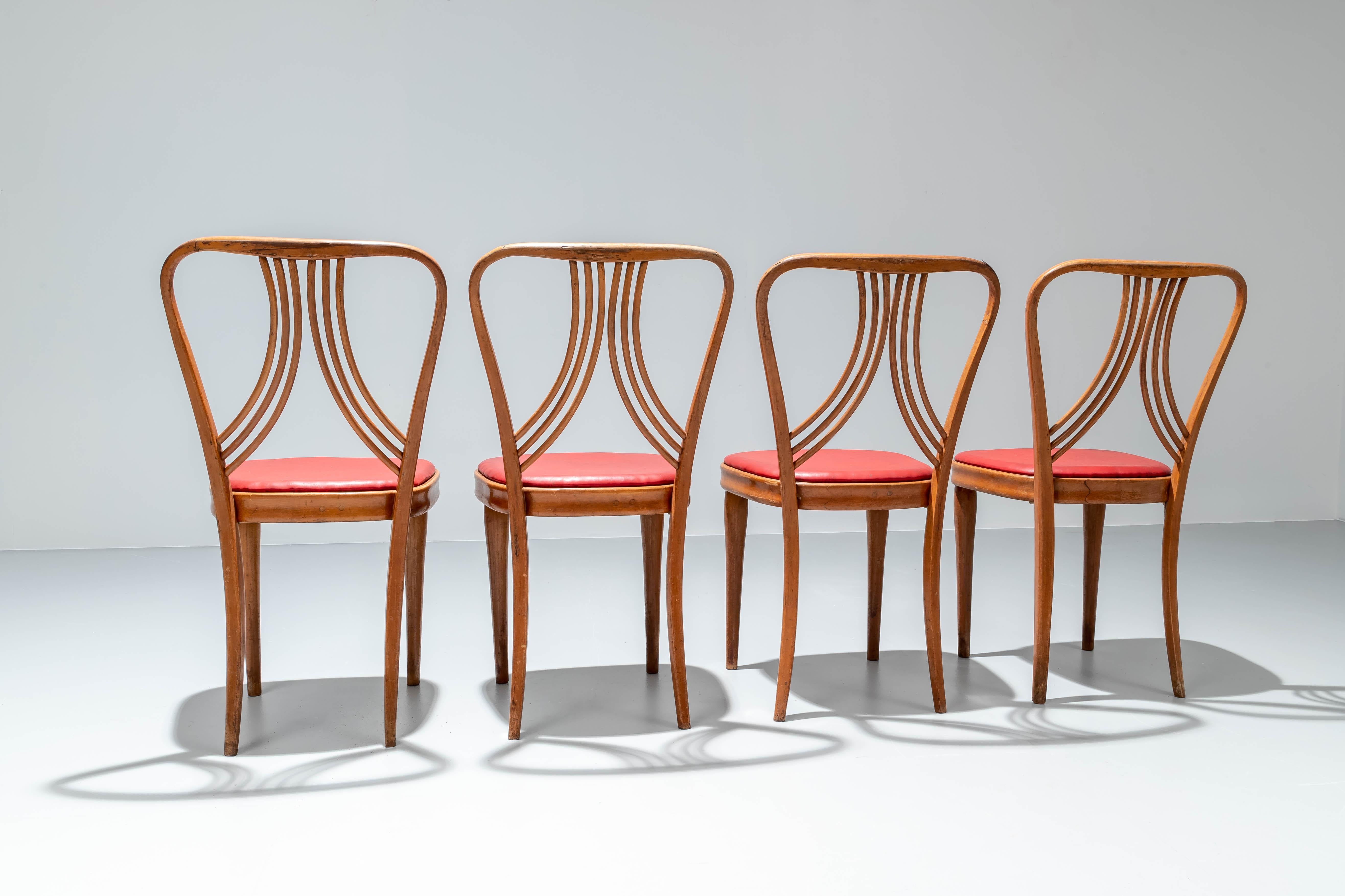 italien Ensemble de 4 chaises de salle à manger en bois blond et faux cuir rouge, Italie, années 1950 en vente