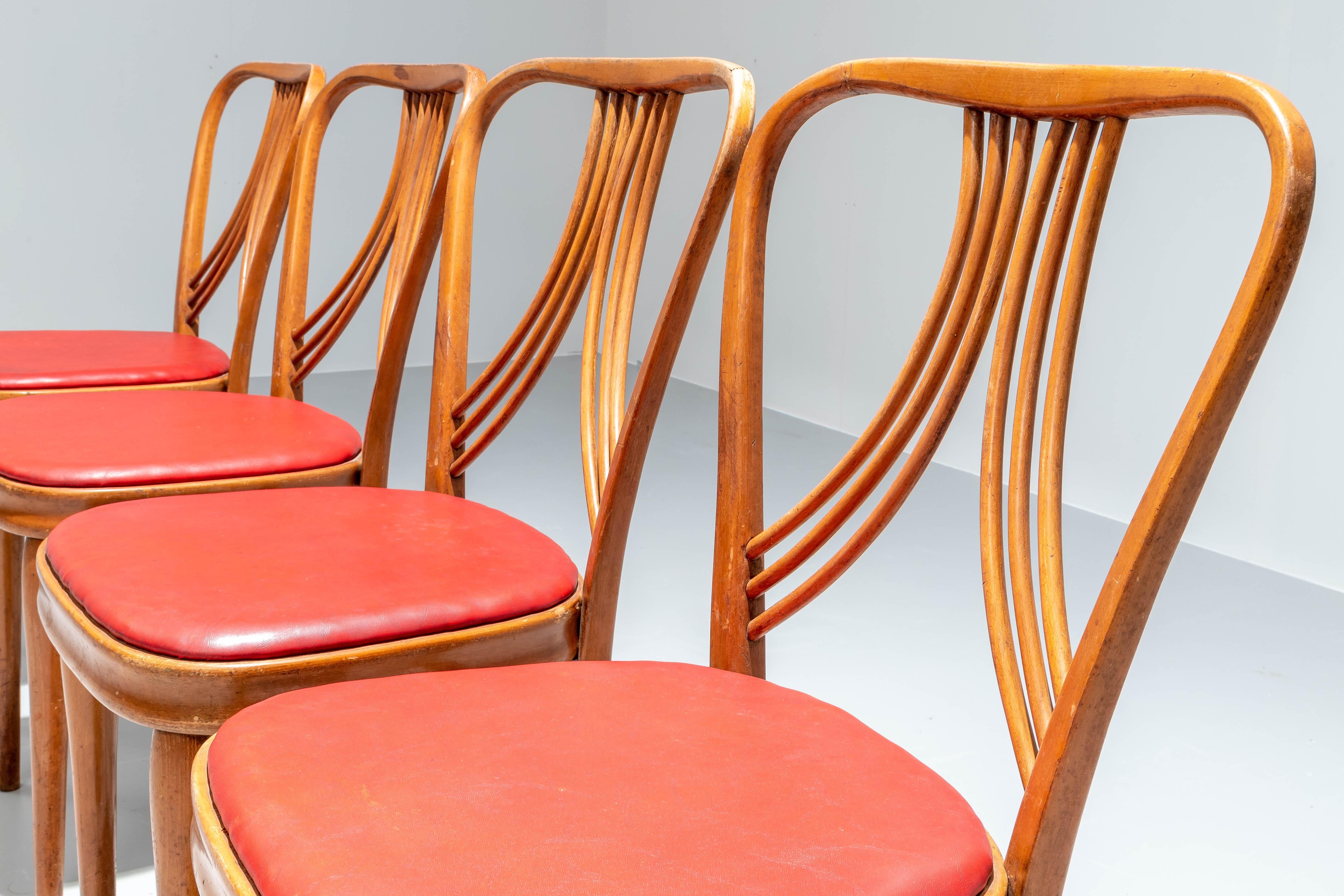 Ensemble de 4 chaises de salle à manger en bois blond et faux cuir rouge, Italie, années 1950 Bon état - En vente à Amsterdam, NL