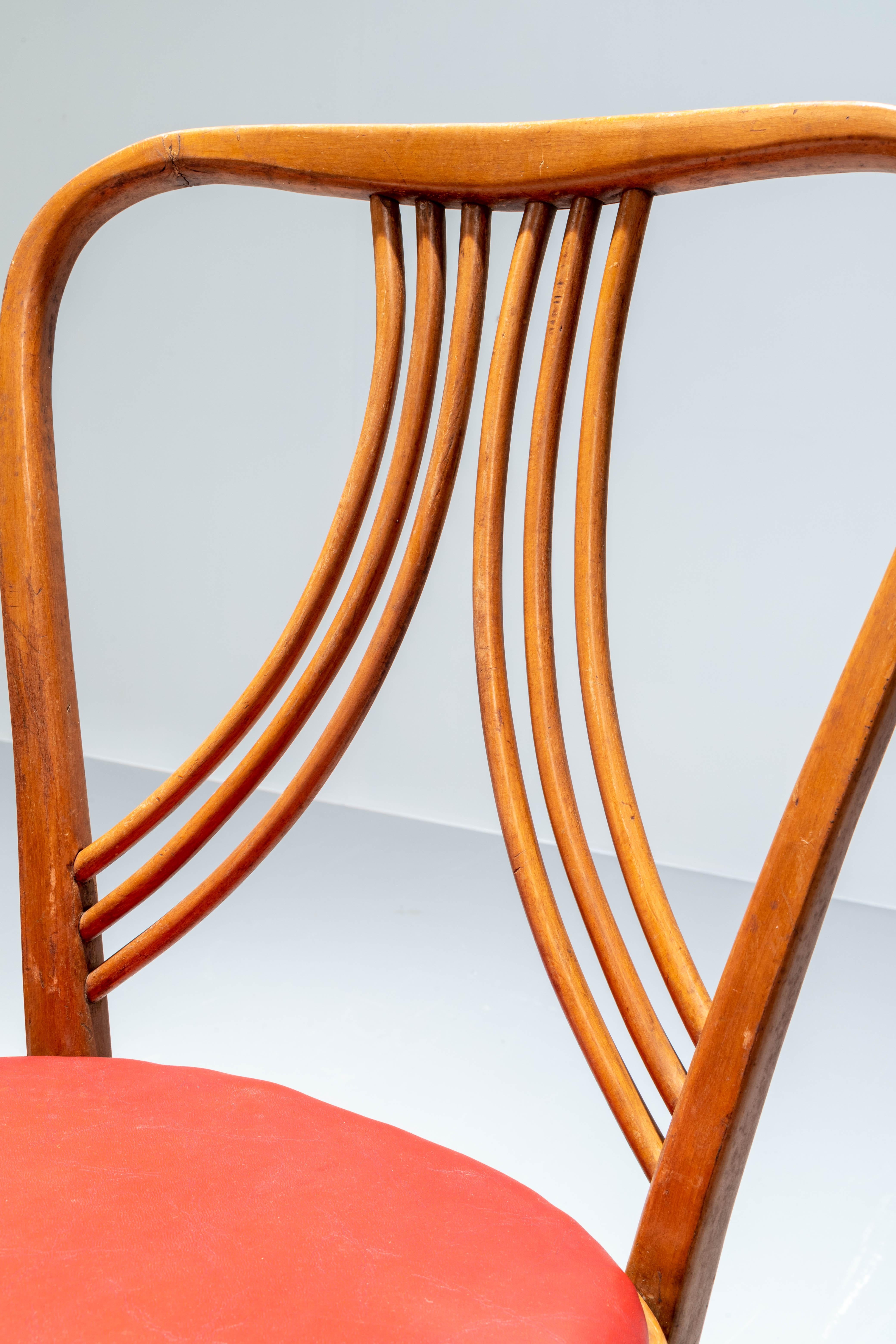 Milieu du XXe siècle Ensemble de 4 chaises de salle à manger en bois blond et faux cuir rouge, Italie, années 1950 en vente