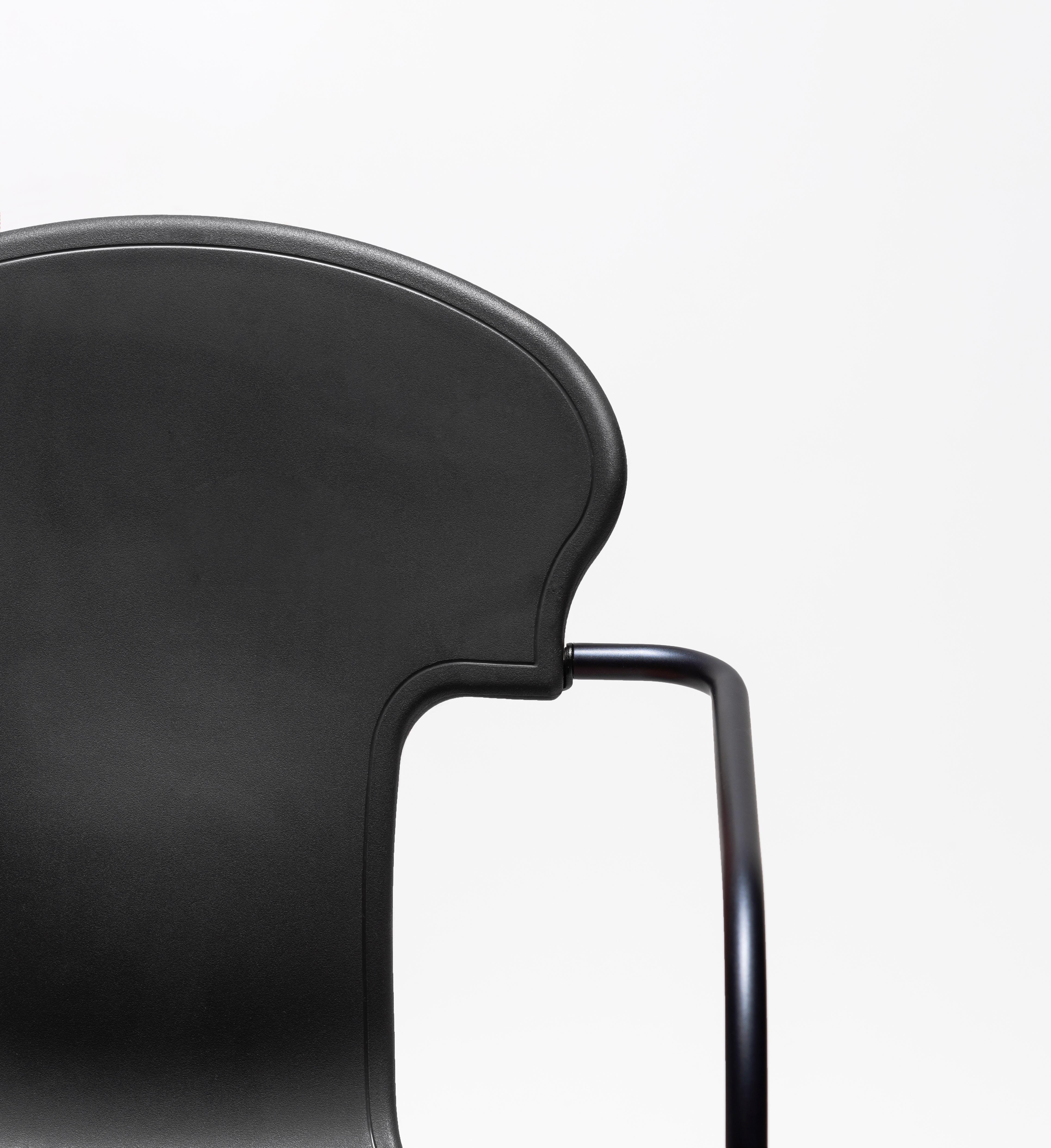 Espagnol Lot de 4 chaises empilables en plastique noir avec structure en métal par Oscar Tusquets  en vente