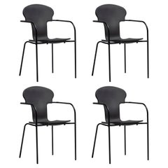 Juego de 4 sillas apilables de plástico negro con estructura de metal by Oscar Tusquets 