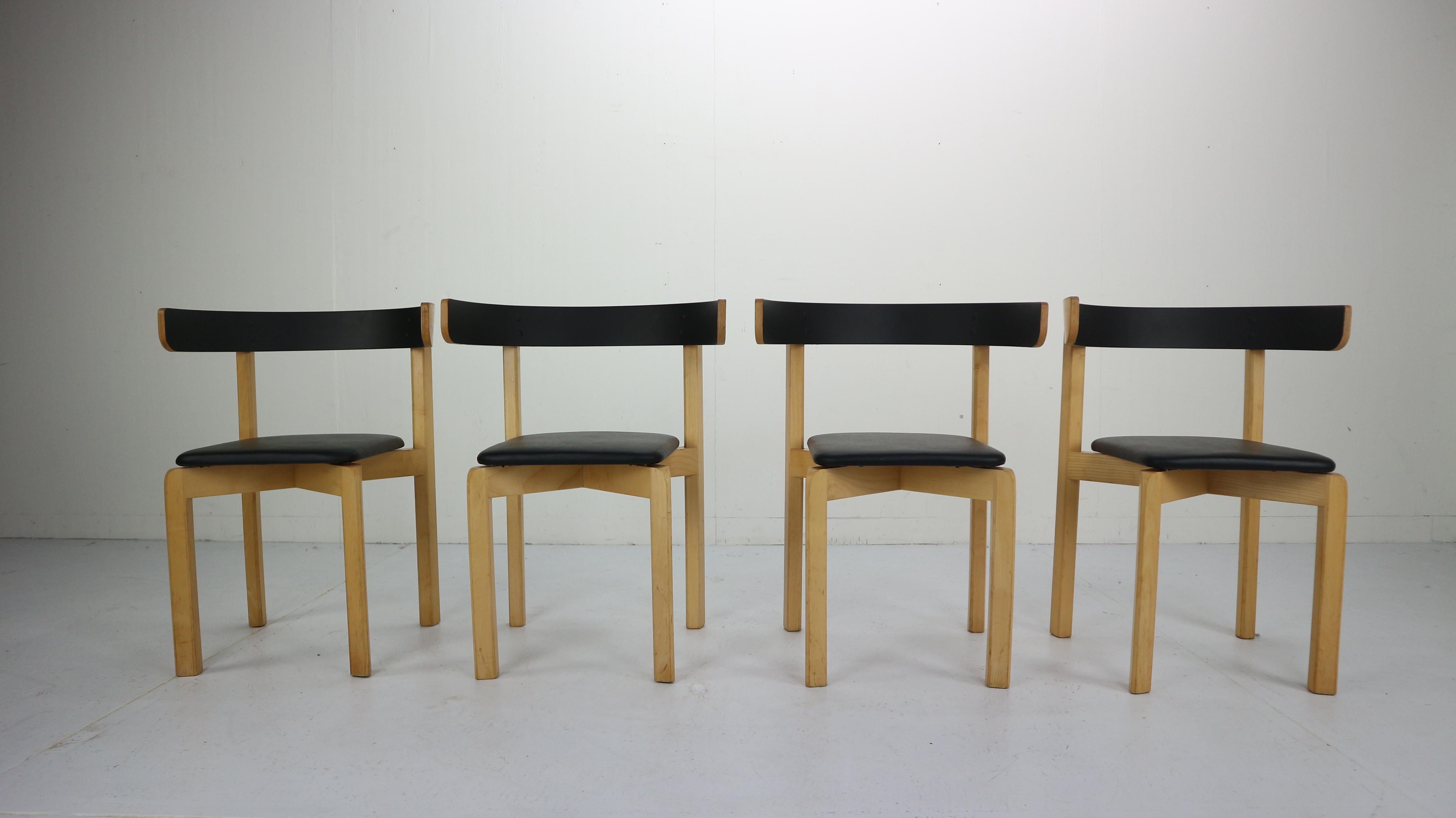 Set of 4 sculptural, circular dining room chairs.
Designed by MAA. Jørgen Gammelgaard - made by Sorø Møbelfabrik, Denmark in the 1970s.
The maple wooden frame, seating is covered in black faux leather. Backrest painted in black lacquer.
Elegant