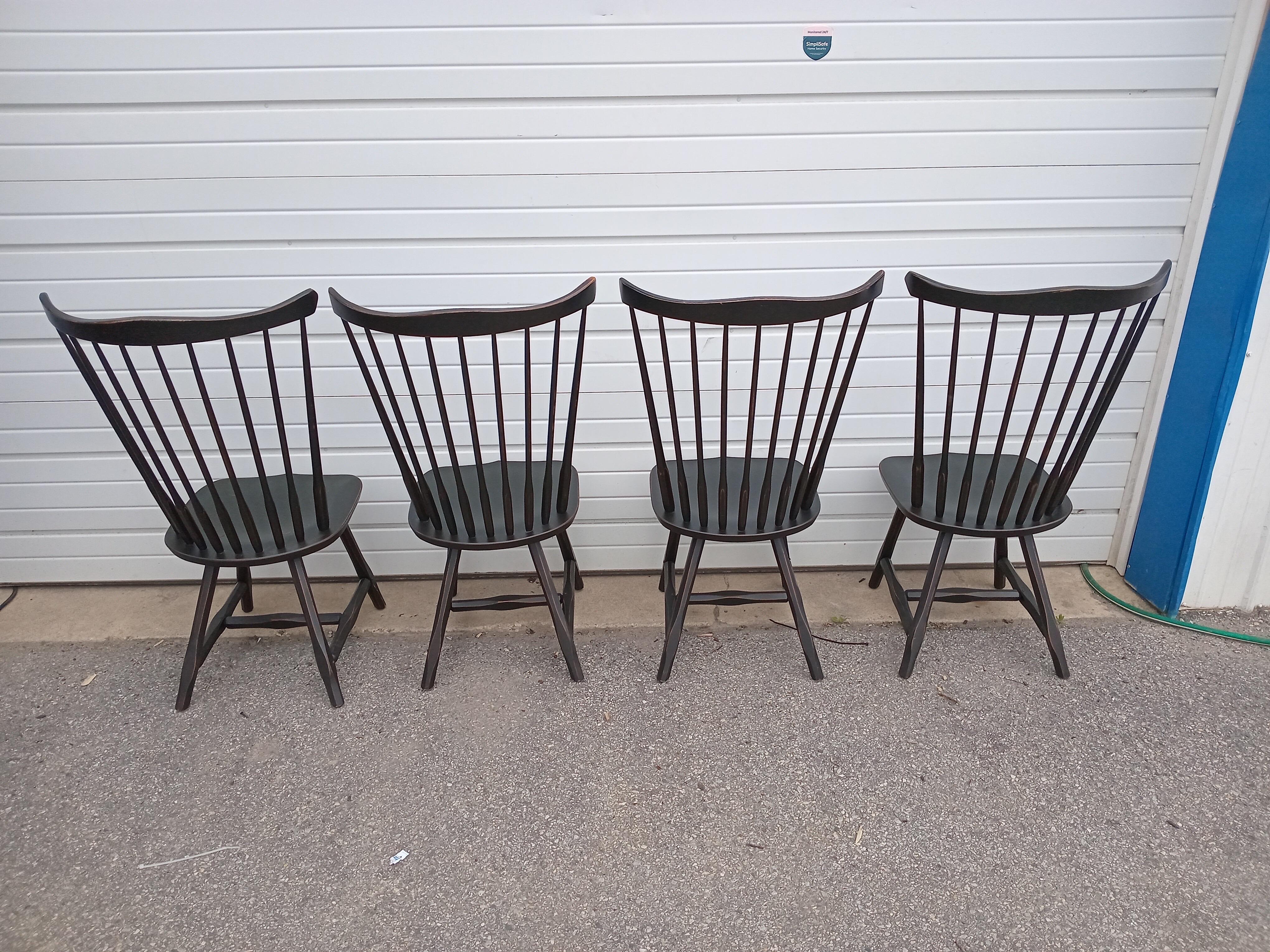 Set di 4 sedie da pranzo Windsor con schienale alto nero invecchiato in stile rustico/contadino in vendita 3