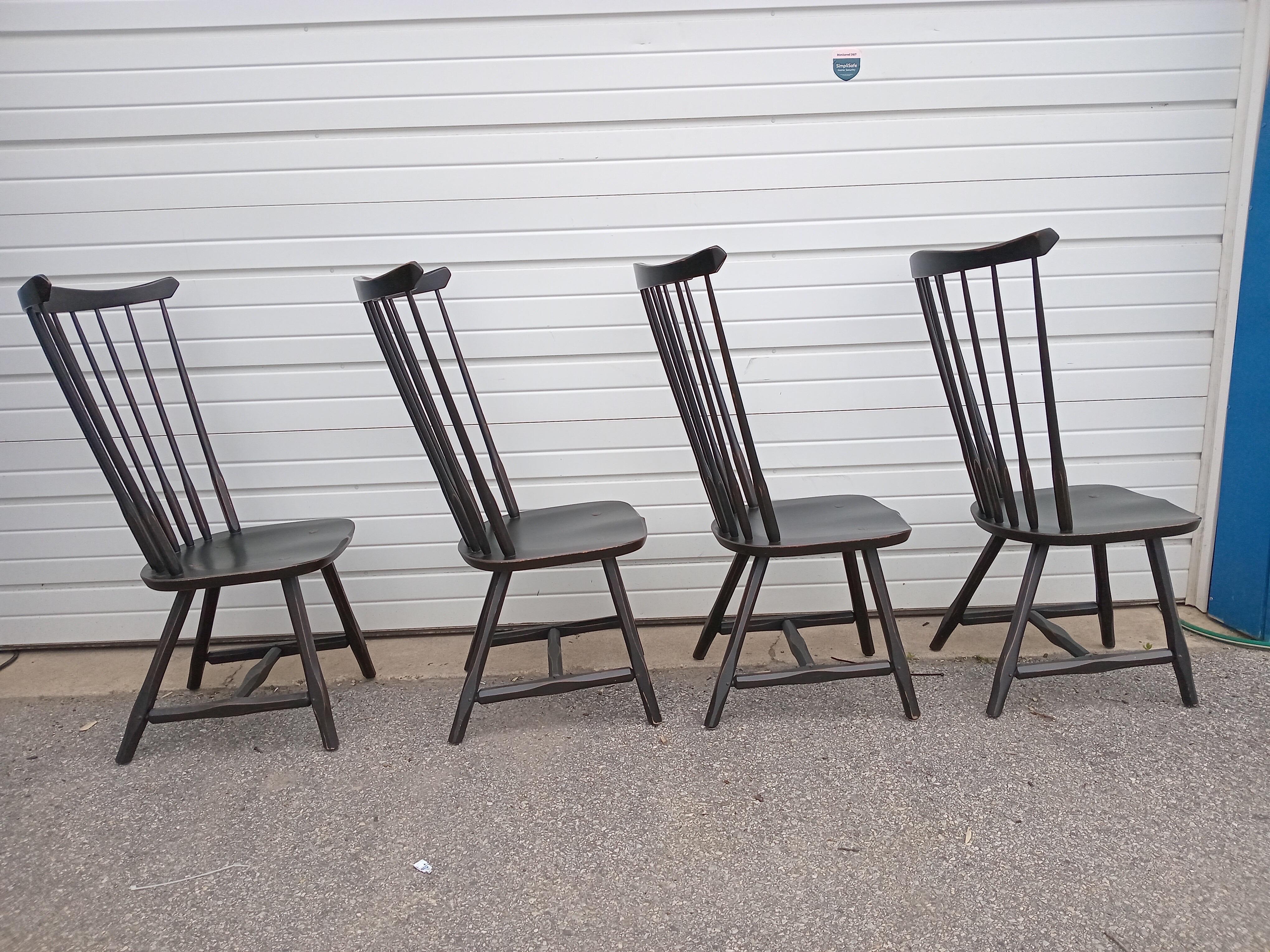 Set di 4 sedie da pranzo Windsor con schienale alto nero invecchiato in stile rustico/contadino in vendita 5