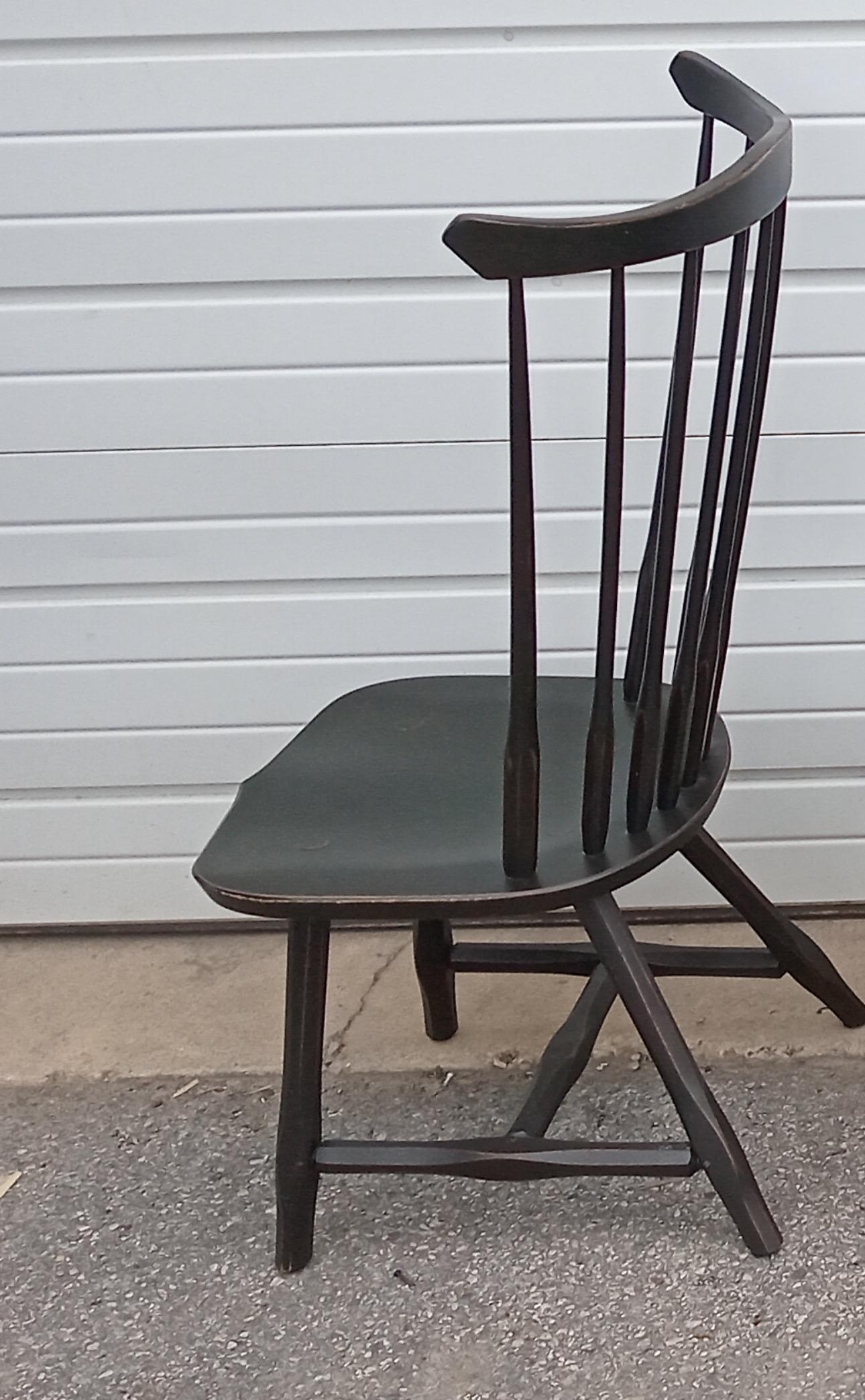 Set di 4 sedie da pranzo Windsor con schienale alto nero invecchiato in stile rustico/contadino in vendita 7