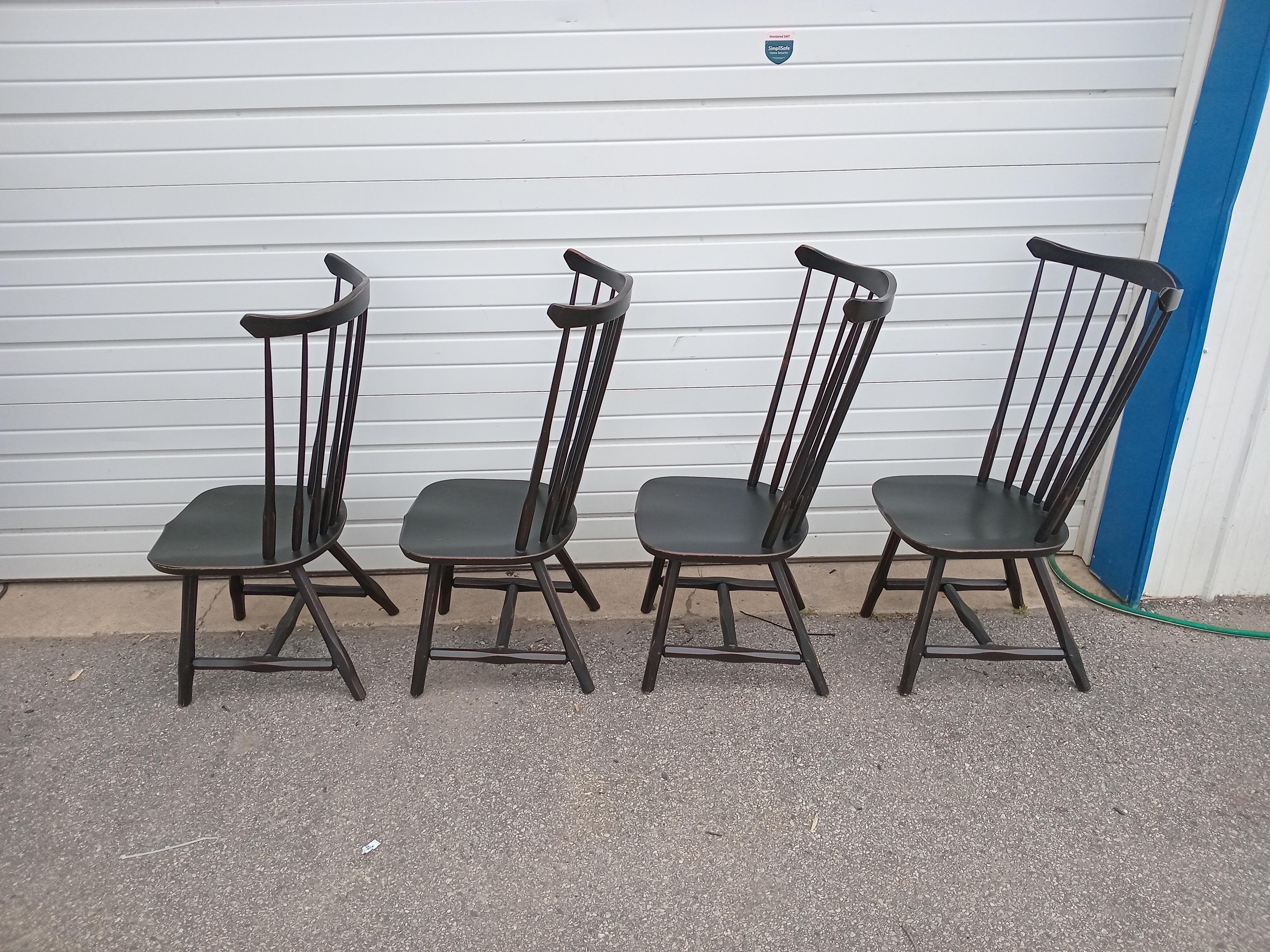 Set di 4 sedie da pranzo Windsor con schienale alto nero invecchiato in stile rustico/contadino in vendita 8
