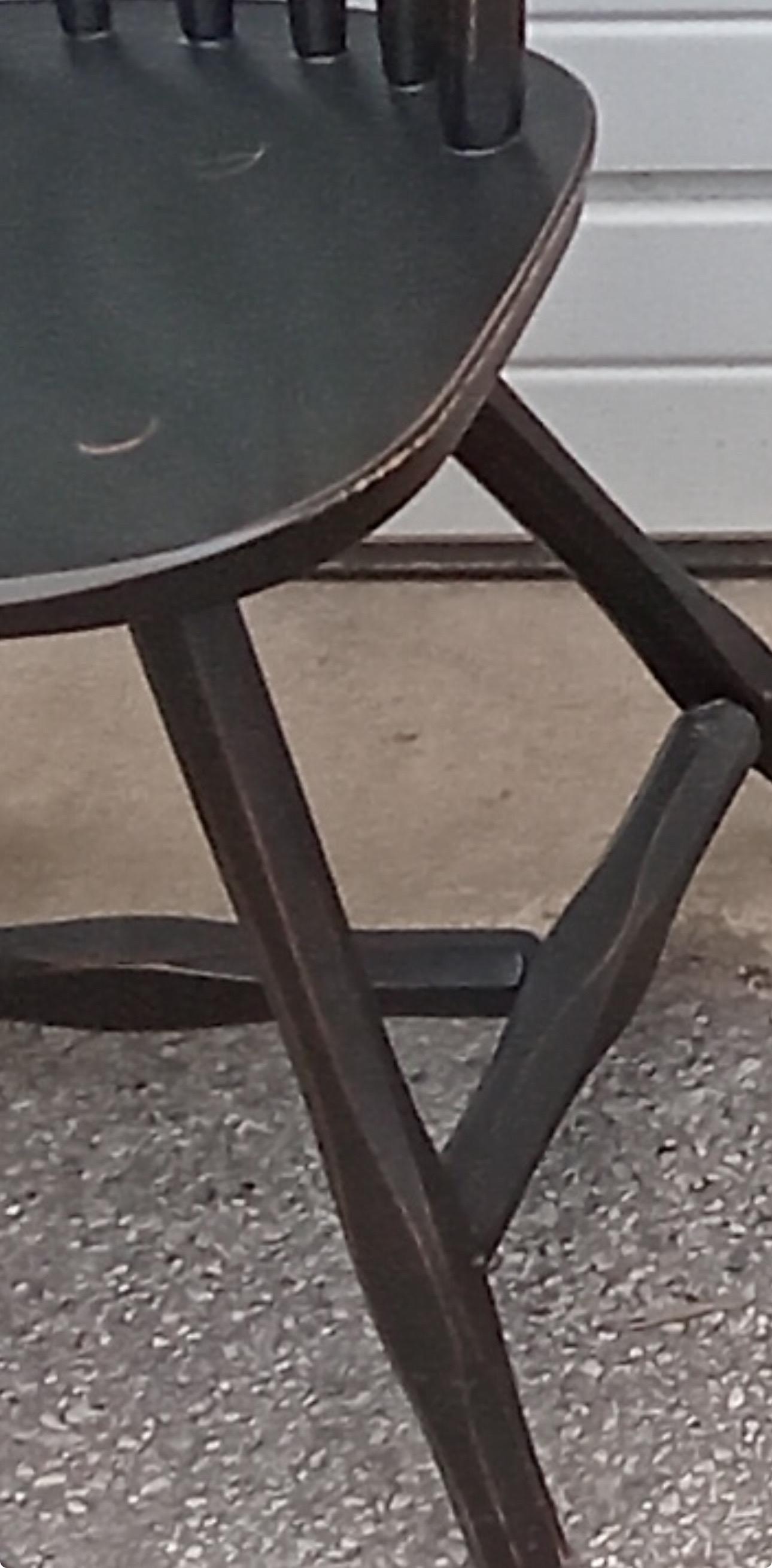 Set di 4 sedie da pranzo Windsor con schienale alto nero invecchiato in stile rustico/contadino in vendita 9