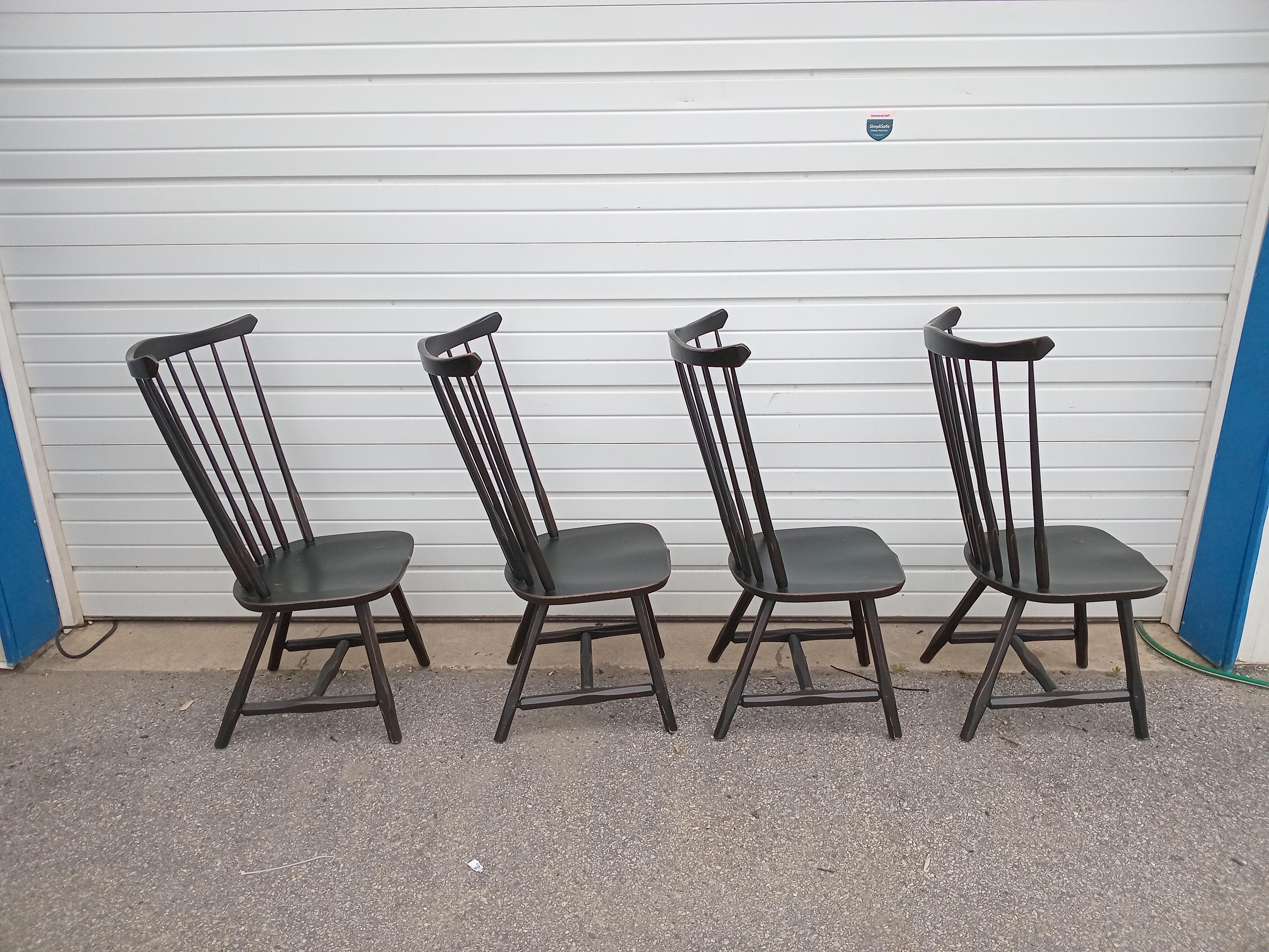 Set di 4 sedie da pranzo Windsor con schienale alto nero invecchiato in stile rustico/contadino 

In offerta c'è un set di 4 sedie da pranzo Windsor con schienale alto in nero invecchiato (di Hunt Country). Sono realizzate in legno massello di Oak