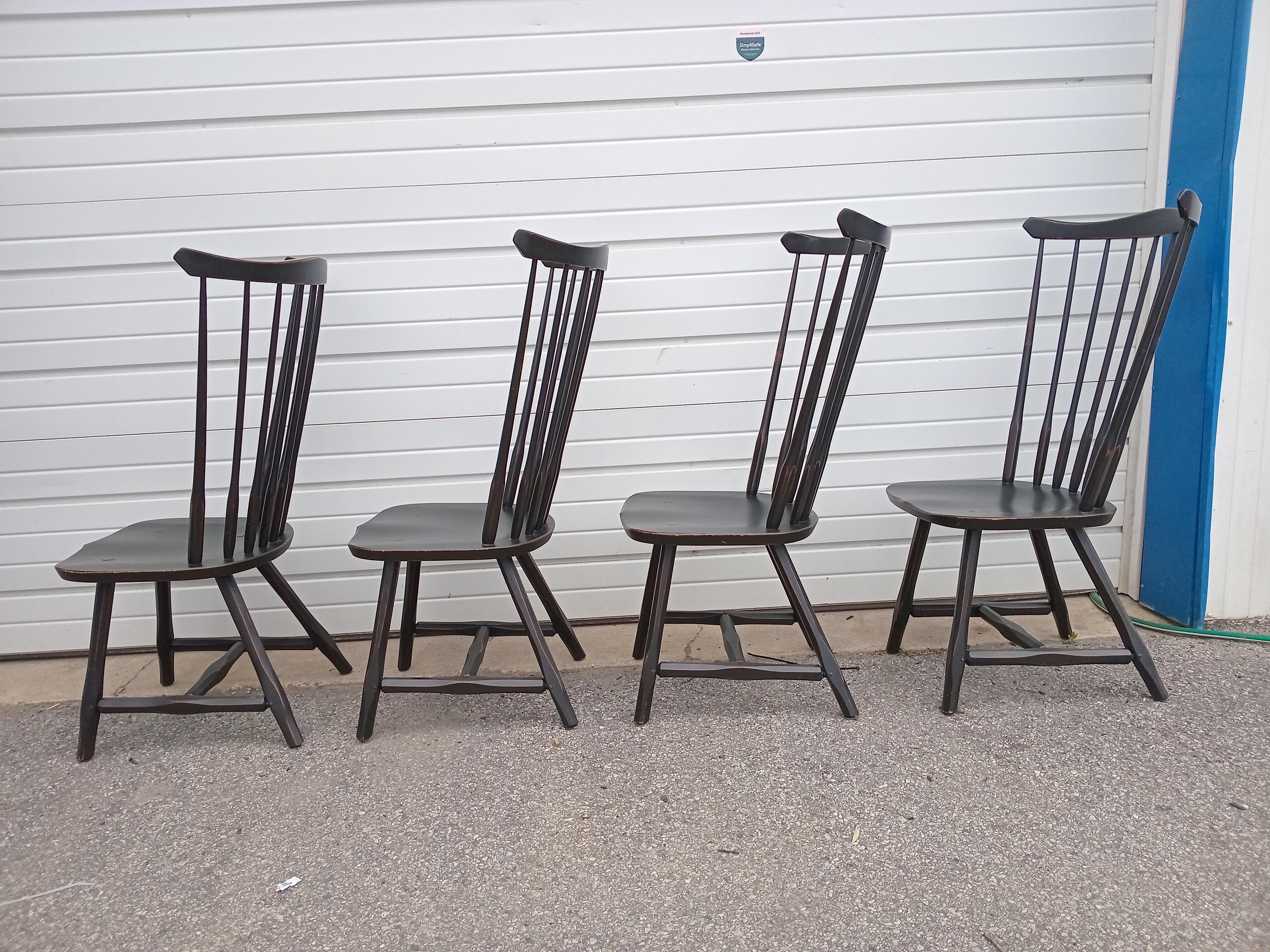 Ebanizzato Set di 4 sedie da pranzo Windsor con schienale alto nero invecchiato in stile rustico/contadino in vendita