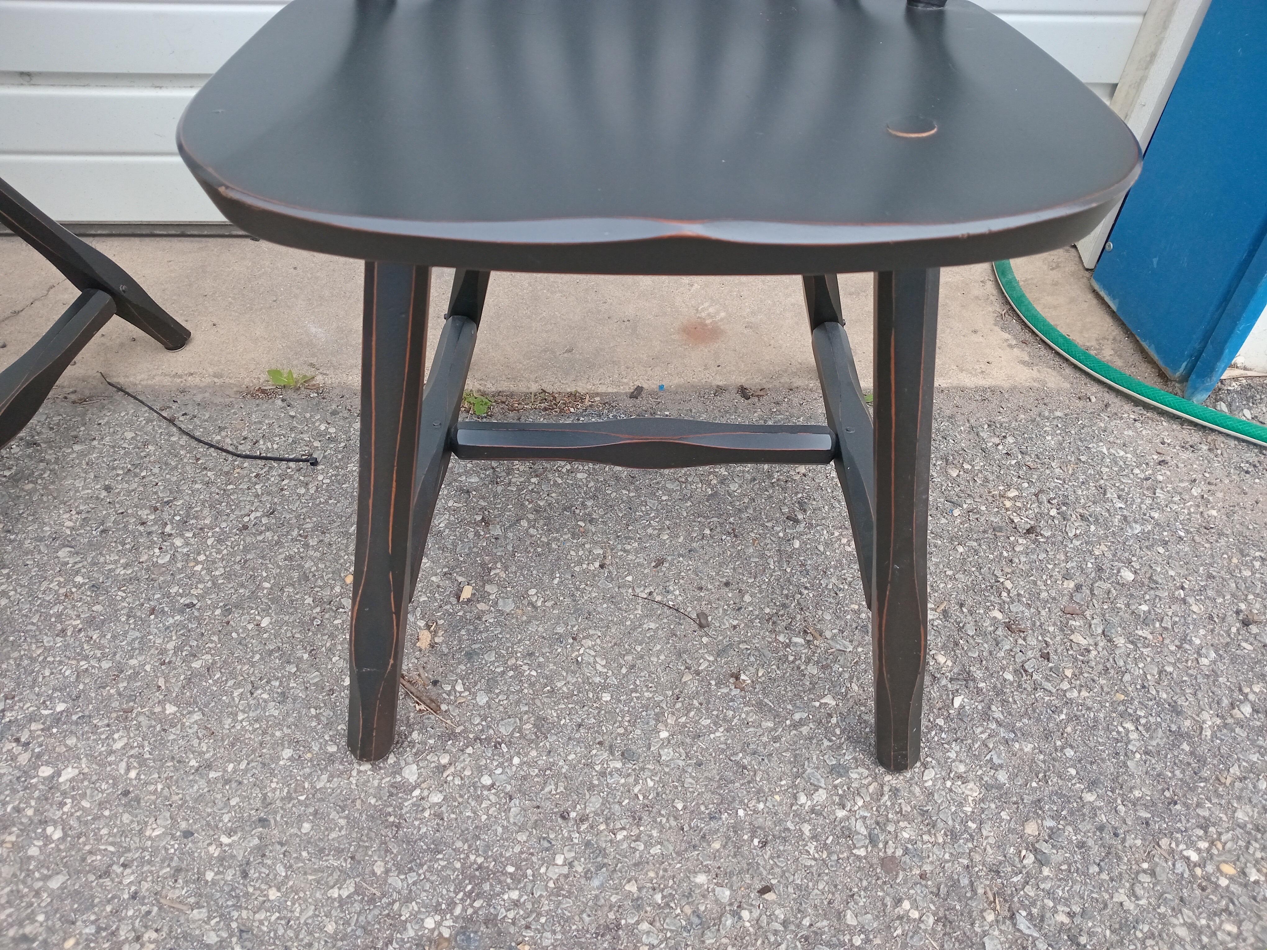 Set di 4 sedie da pranzo Windsor con schienale alto nero invecchiato in stile rustico/contadino In condizioni buone in vendita a Wilmington, DE