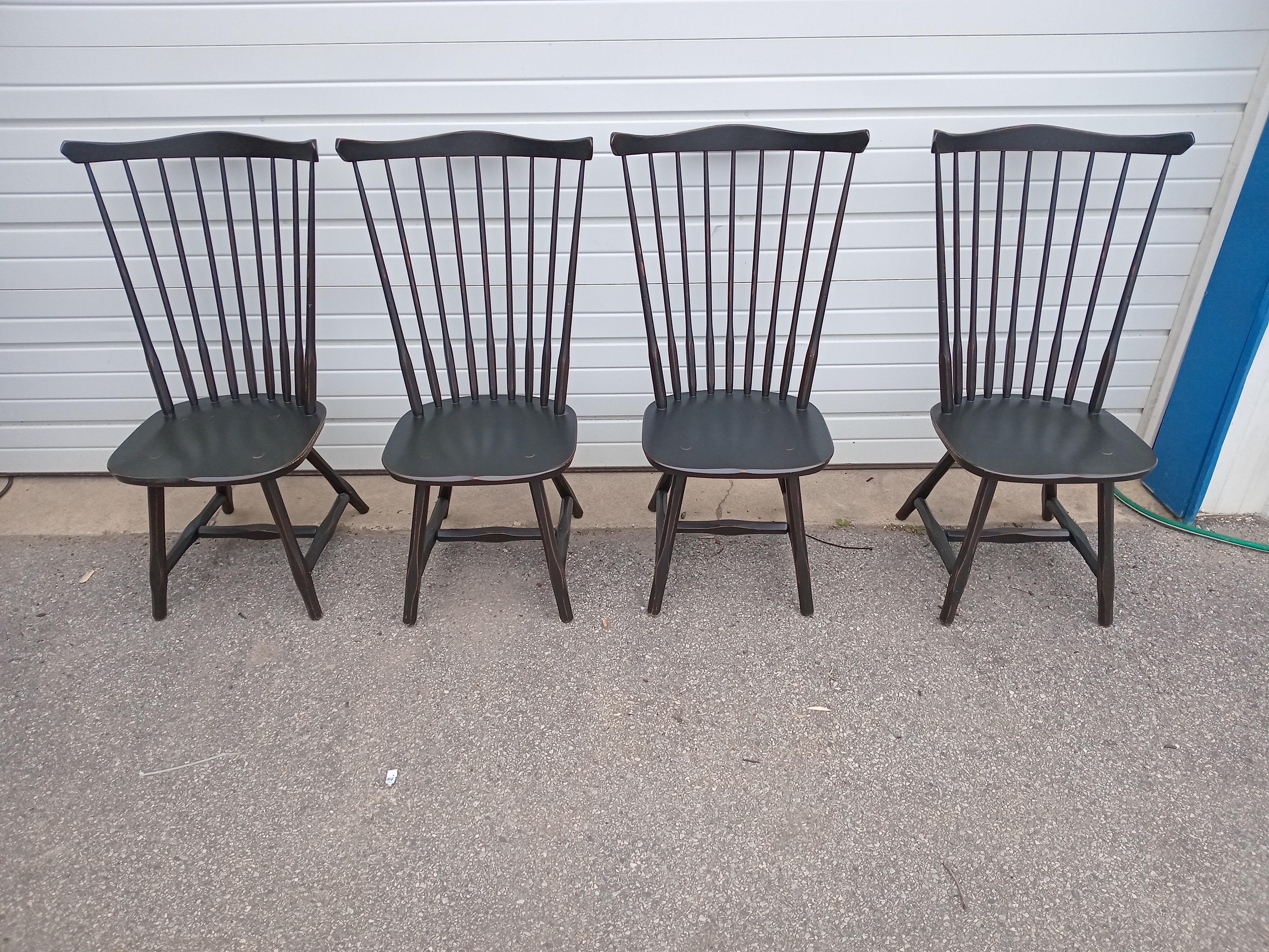 XX secolo Set di 4 sedie da pranzo Windsor con schienale alto nero invecchiato in stile rustico/contadino in vendita