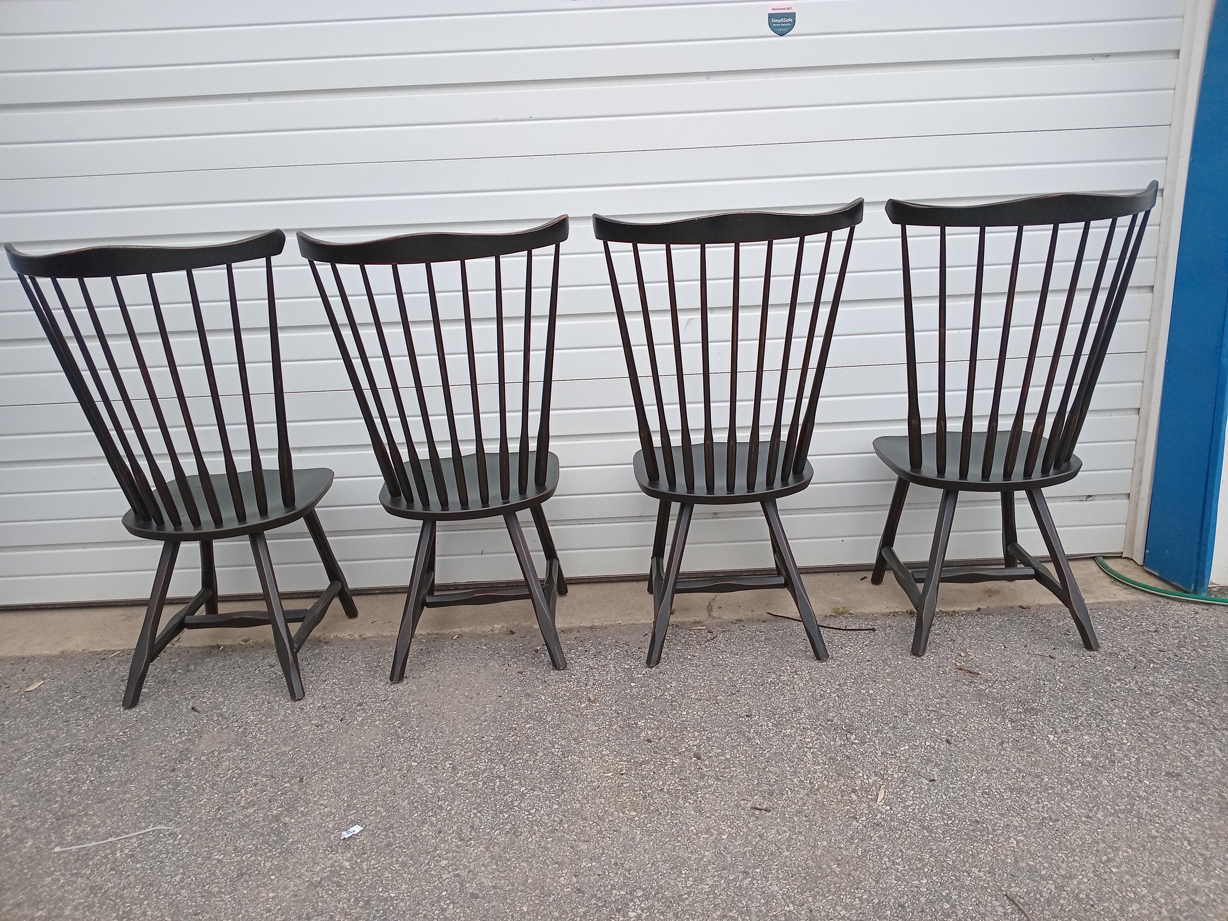 Set di 4 sedie da pranzo Windsor con schienale alto nero invecchiato in stile rustico/contadino in vendita 1