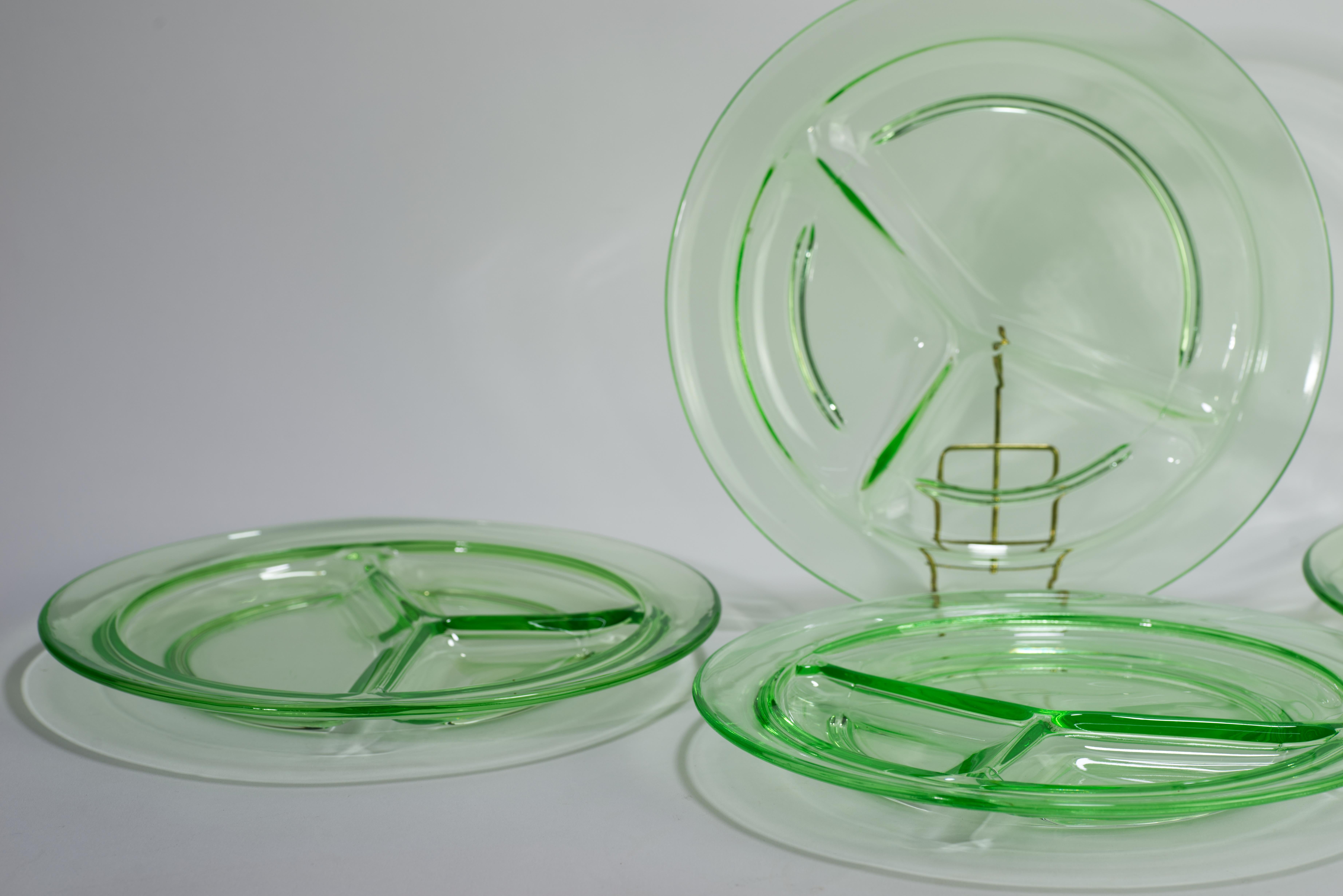  Los platos divididos Vintage Mid-Century Modern eran de cristal verde uranio con 3 compartimentos: uno grande y dos más pequeños. La forma minimalista y aerodinámica de los platos pone de manifiesto los bellos matices del cristal de uranio, que