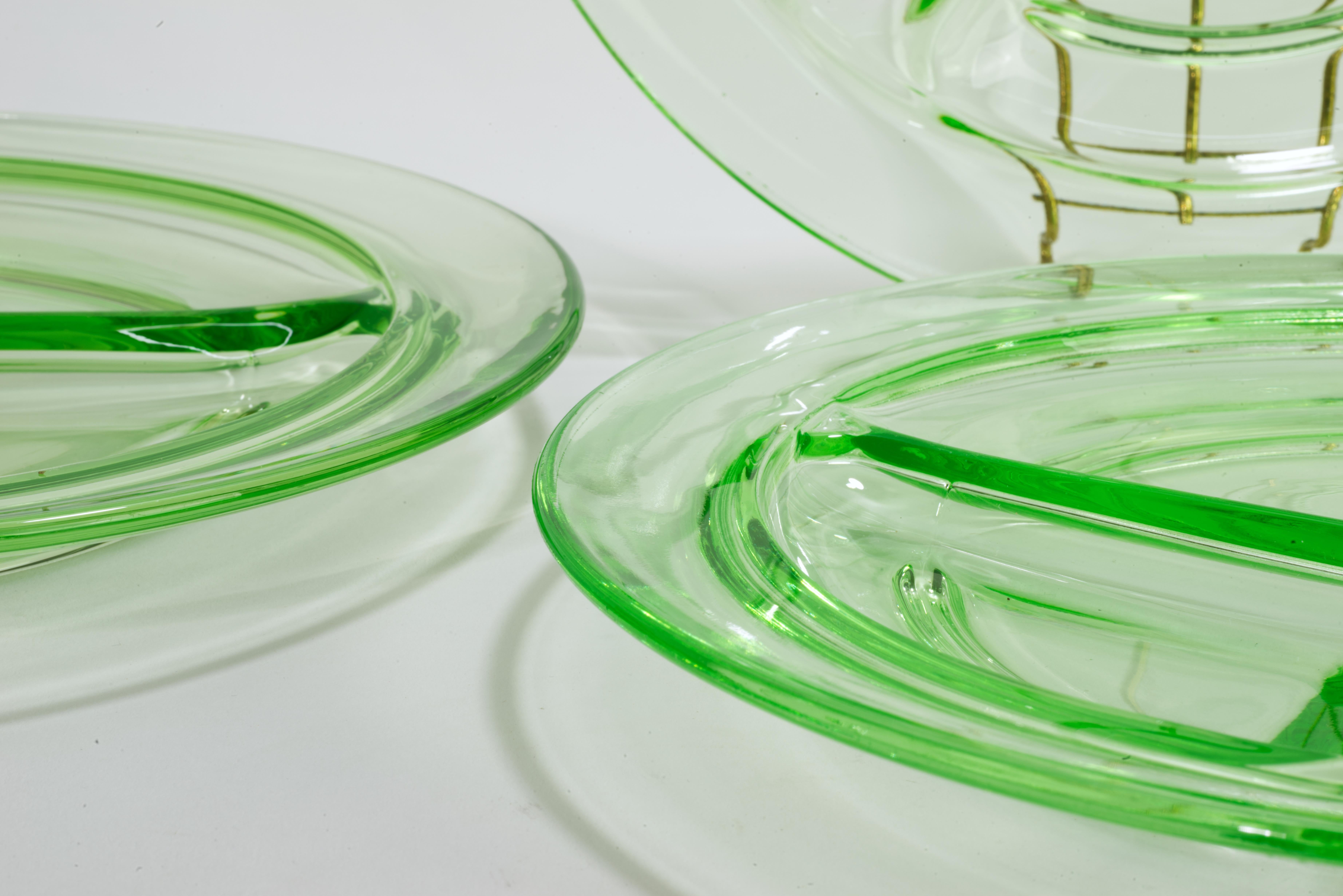 Set de 4 Platos Divididos, Vidrio Verde Uranio Brillan con Luz UV en Bueno estado para la venta en Clifton Springs, NY