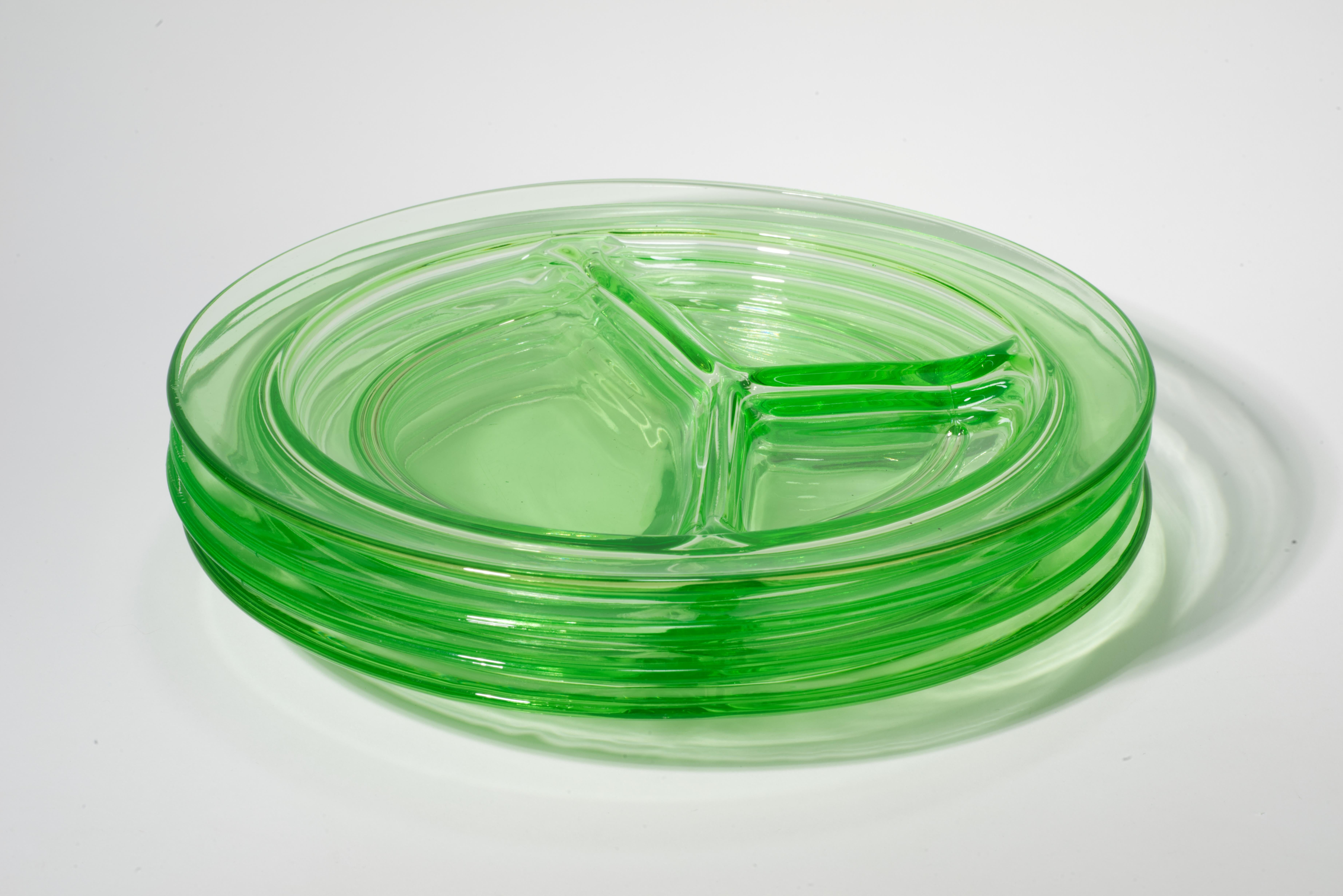 Set de 4 Platos Divididos, Vidrio Verde Uranio Brillan con Luz UV siglo XX en venta