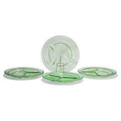 Lot de 4 assiettes plates divisées, verre vert uranium scintillant à la lumière UV