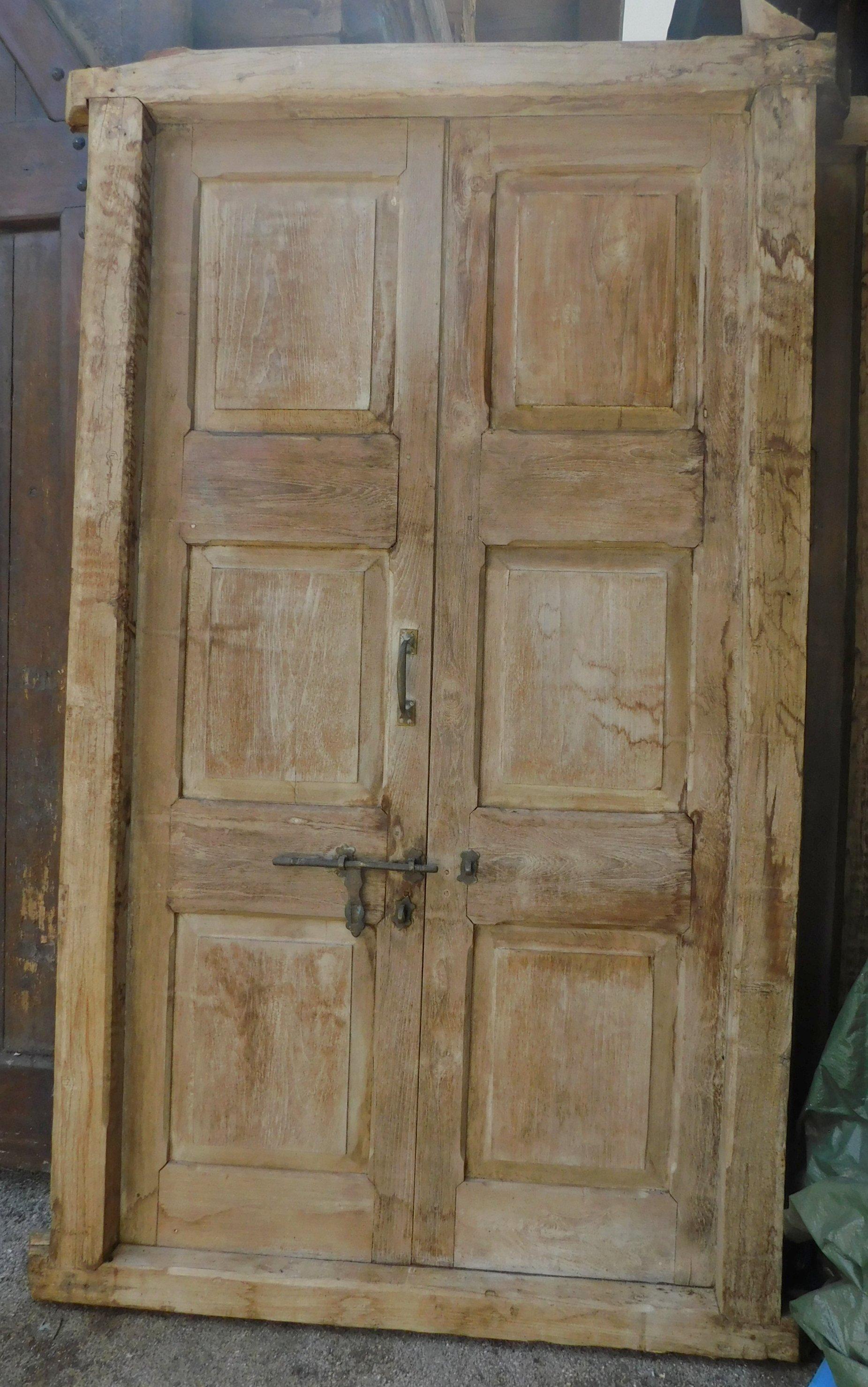 Set von 4 Türen komplett mit Rahmen, handgeschnitzt in Teakholz, könnten sie sowohl drinnen als auch draußen verwendet werden, da sie sehr robust sind, aber sie haben original Riegel Eisen, handgefertigt in Indien in der zweiten Hälfte des