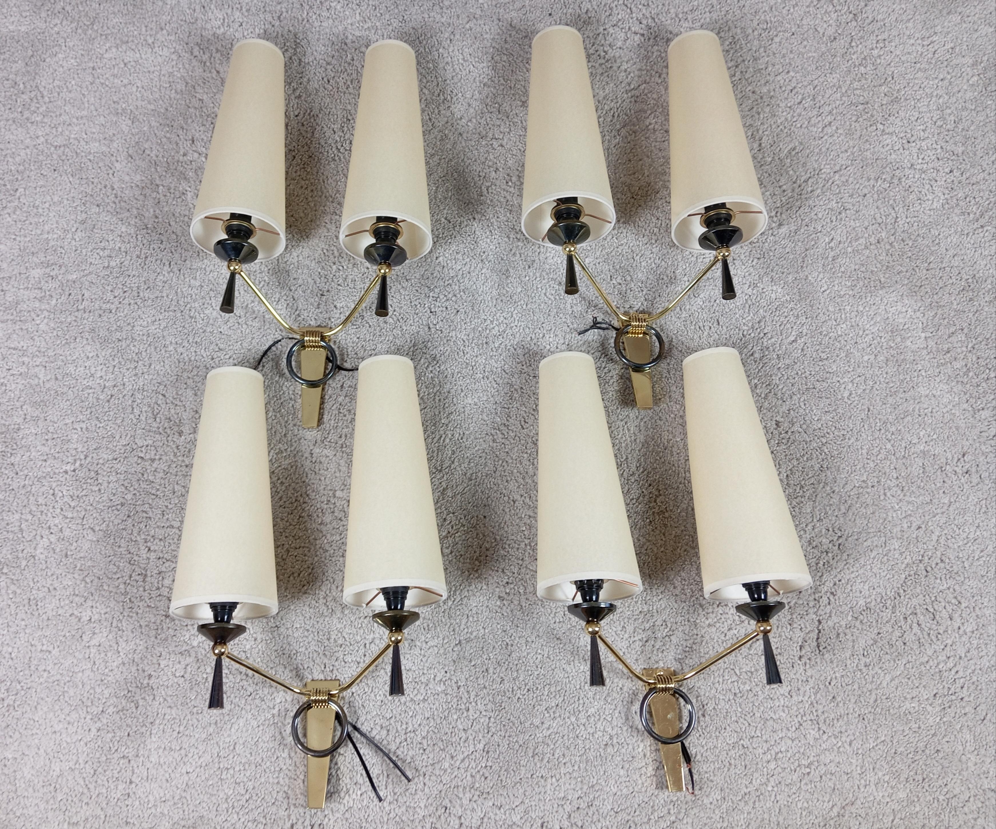 Series of 4 double-light sconces,
consisting of a rectangular base in solid brass, to which 2 brass and brass arms with gunmetal patina are attached.
These sconces have been restored, new wiring to EU standards, shade redone to model.
French work by