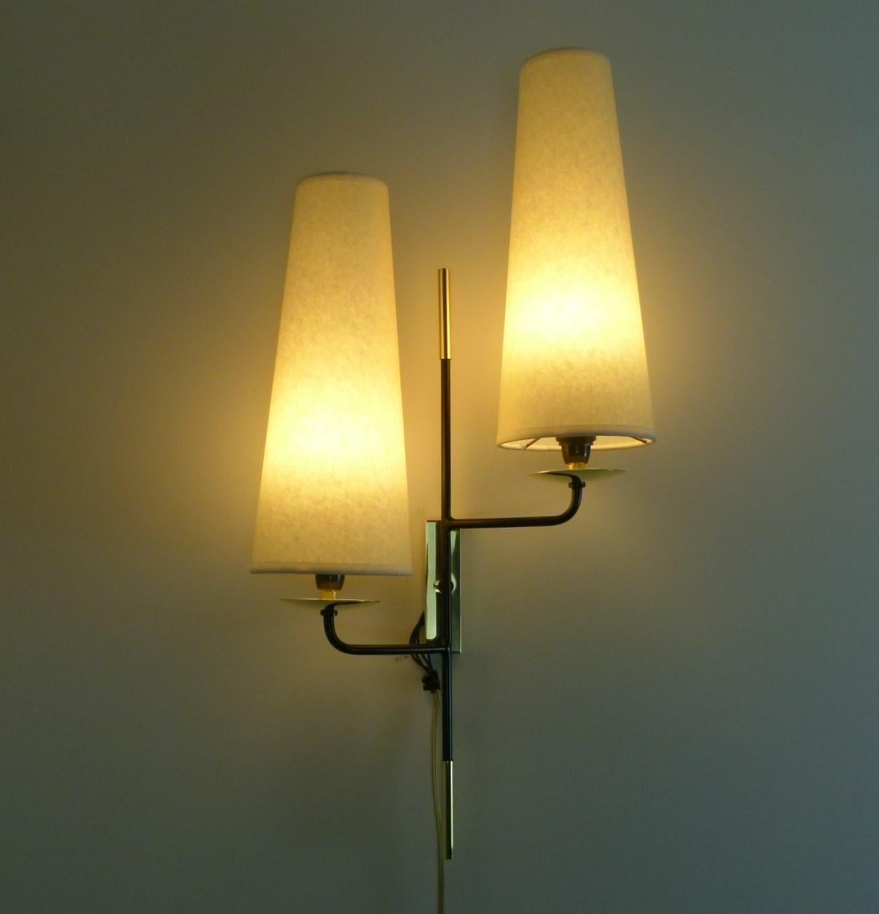 Serie di 4 lampade da parete a doppio paralume.
Metallo laccato e ottone.
Opera francese della Maison Lunel, 1950 circa.
Condizioni perfette.