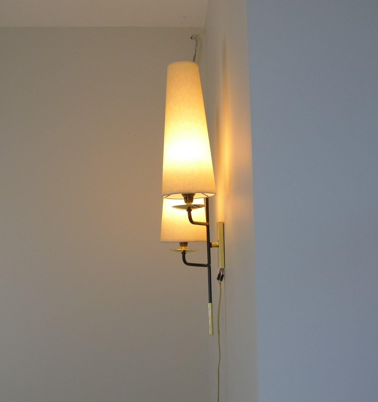 Ottone Set di 4 luci a parete doppie Maison Lunel, circa 1950 in vendita
