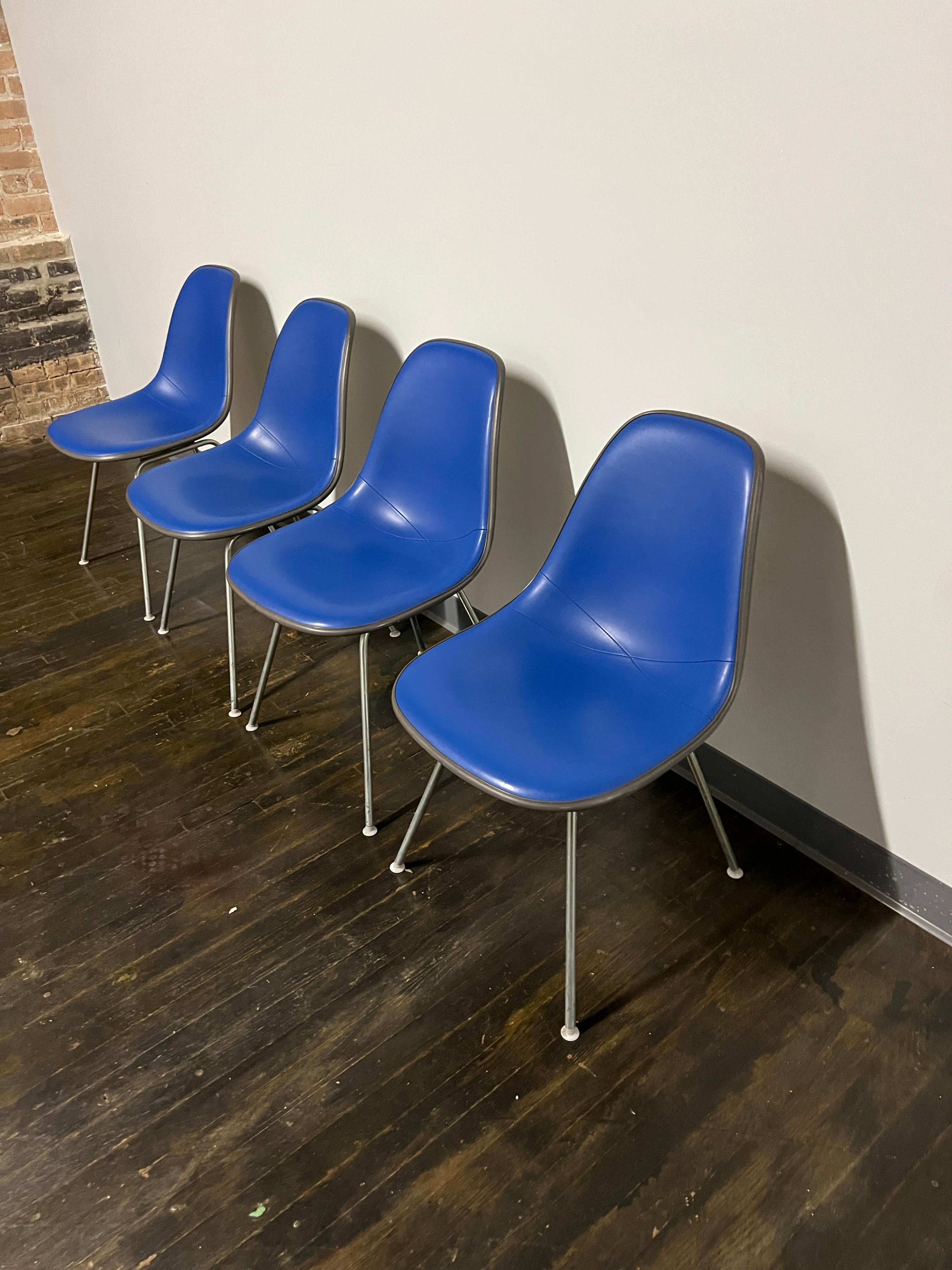 4 DSX-Stühle aus blauem Vinyl von Charles and Ray Eames für Herman Miller (Moderne der Mitte des Jahrhunderts) im Angebot