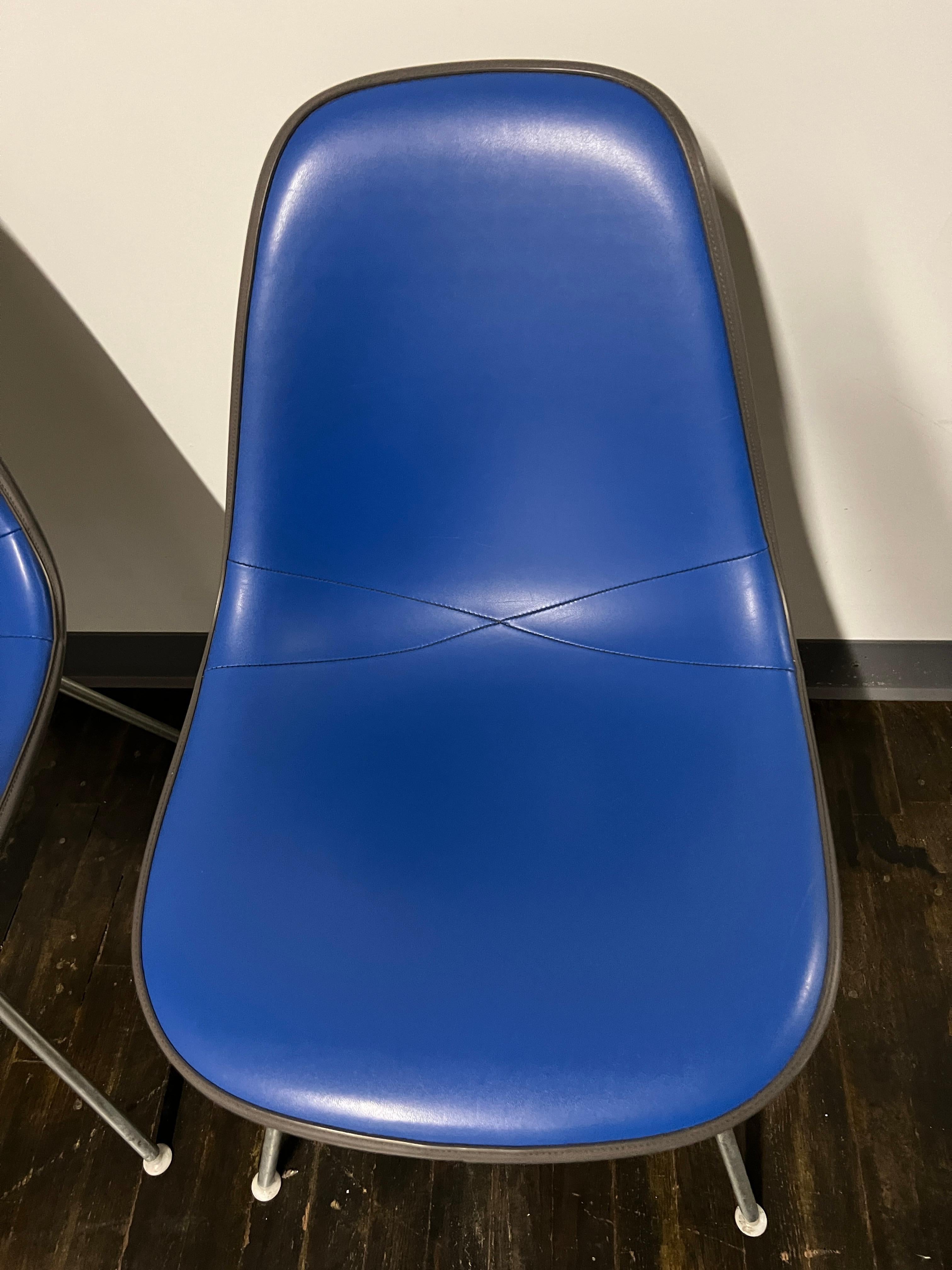 4 DSX-Stühle aus blauem Vinyl von Charles and Ray Eames für Herman Miller (amerikanisch) im Angebot