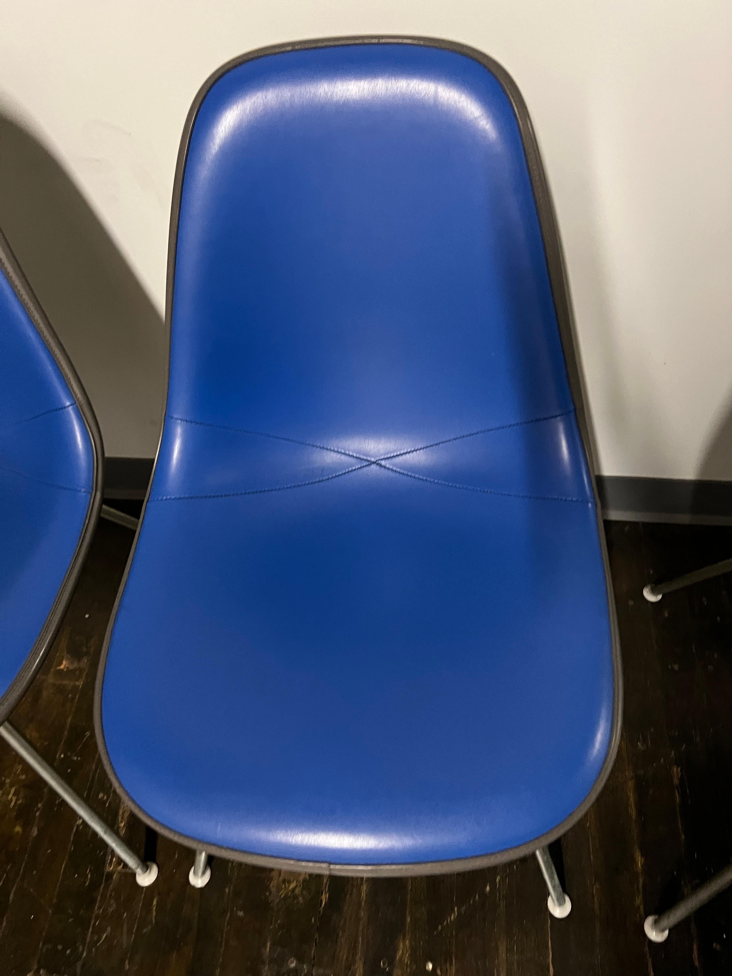 4 DSX-Stühle aus blauem Vinyl von Charles and Ray Eames für Herman Miller im Zustand „Gut“ im Angebot in Chicago, IL
