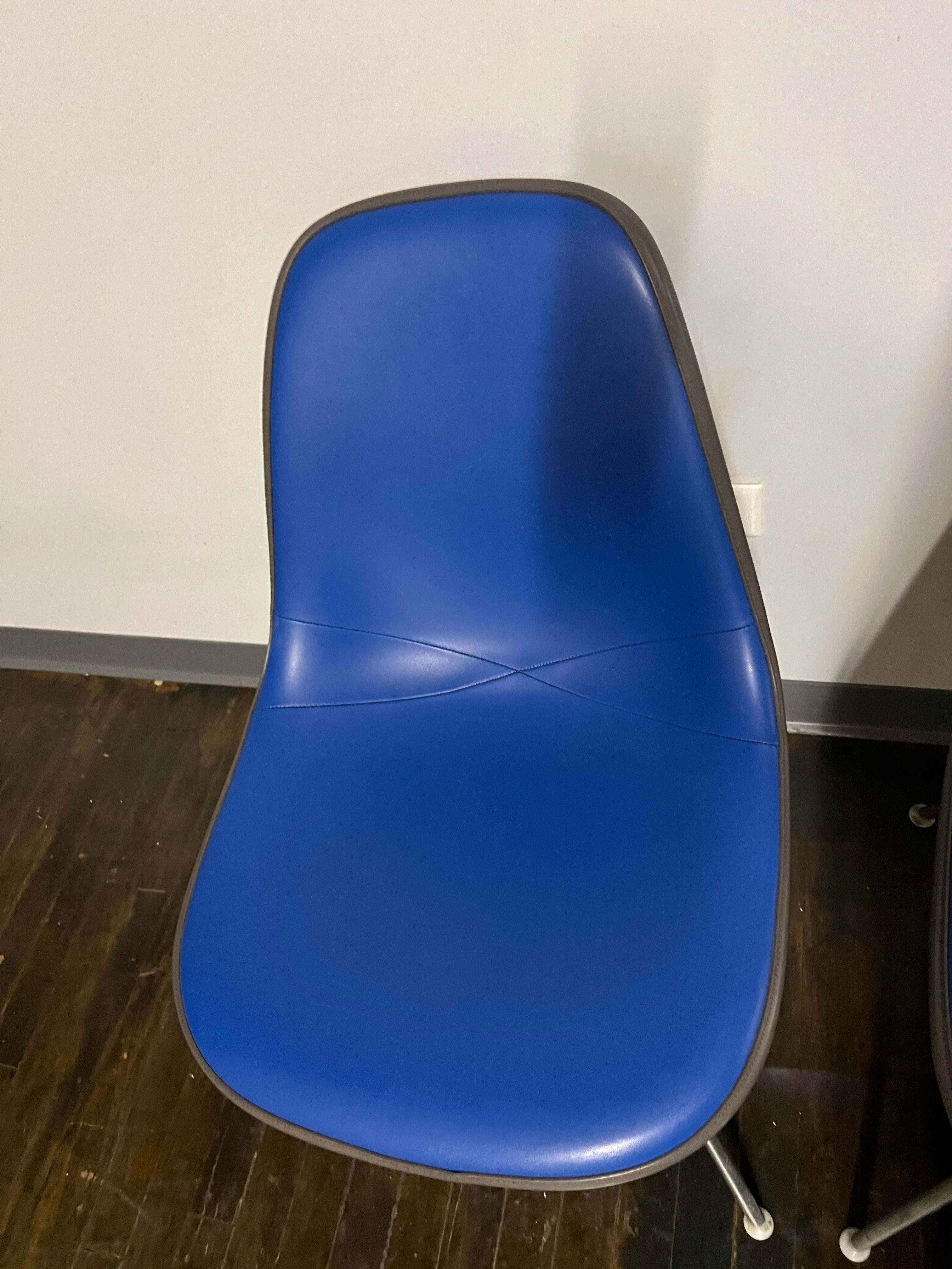4 DSX-Stühle aus blauem Vinyl von Charles and Ray Eames für Herman Miller (Mitte des 20. Jahrhunderts) im Angebot