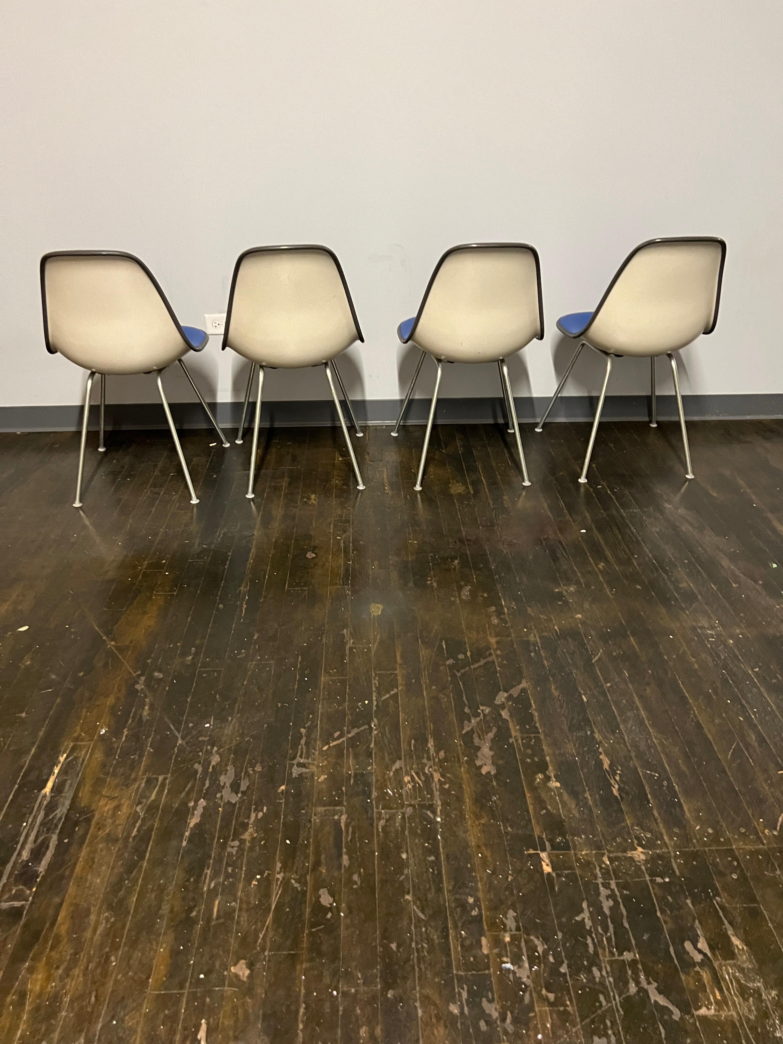 4 DSX-Stühle aus blauem Vinyl von Charles and Ray Eames für Herman Miller im Angebot 1