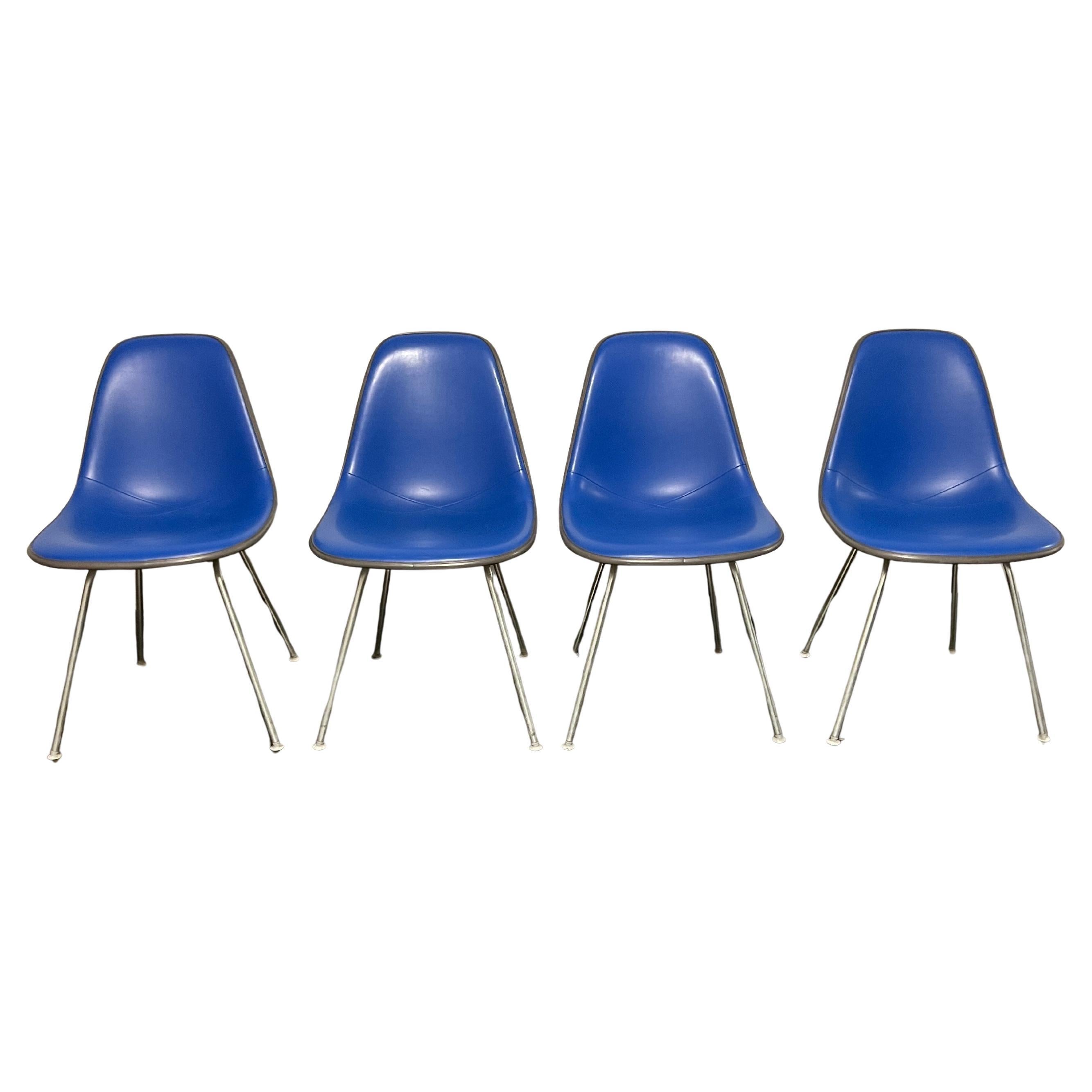 4 DSX-Stühle aus blauem Vinyl von Charles and Ray Eames für Herman Miller im Angebot