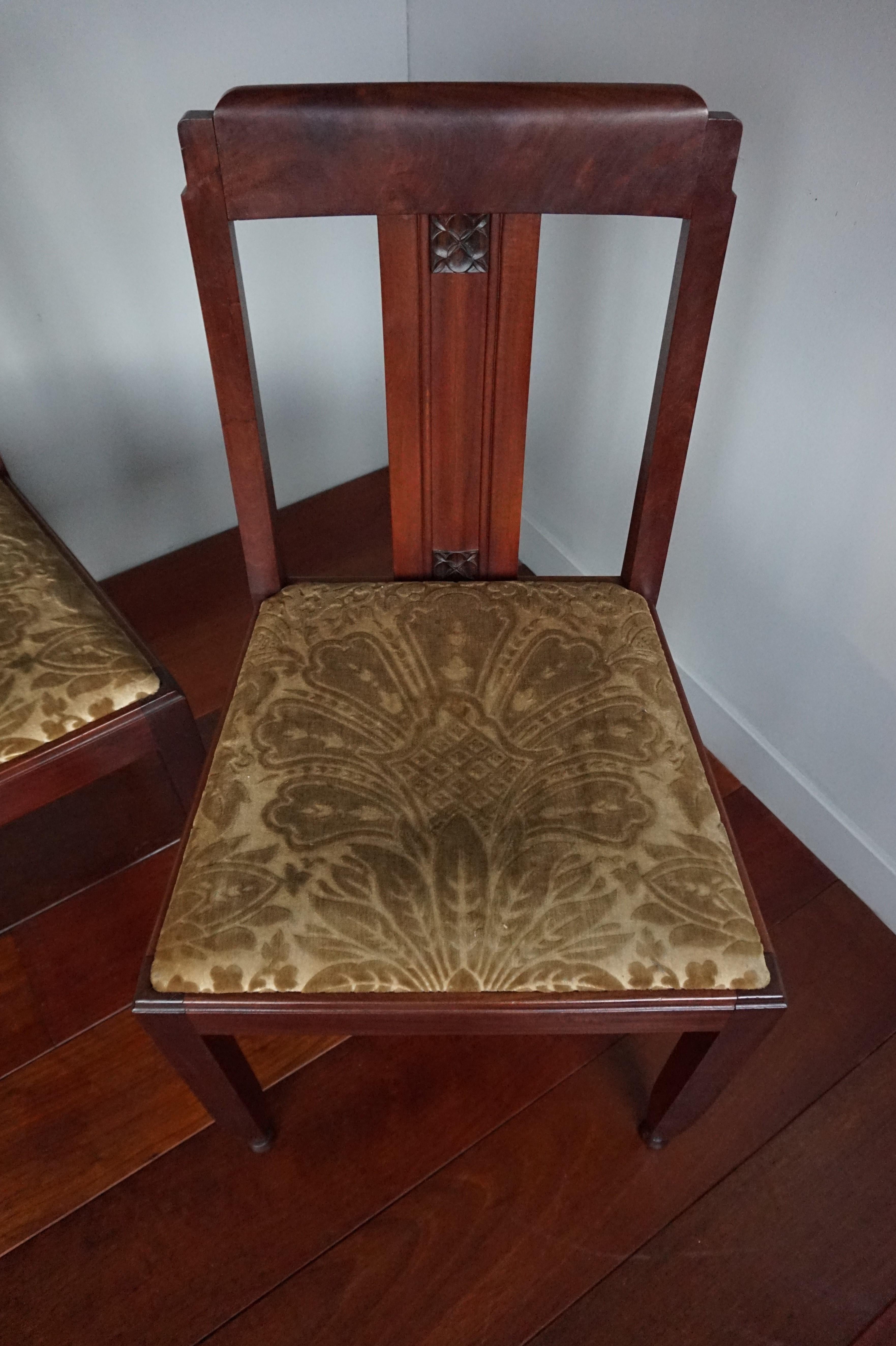 Satz von 4 Arts & Crafts-Esszimmerstühlen aus patiniertem Nussbaumholz mit Stilisierte Blumen mit eingelegten Intarsien im Angebot 7