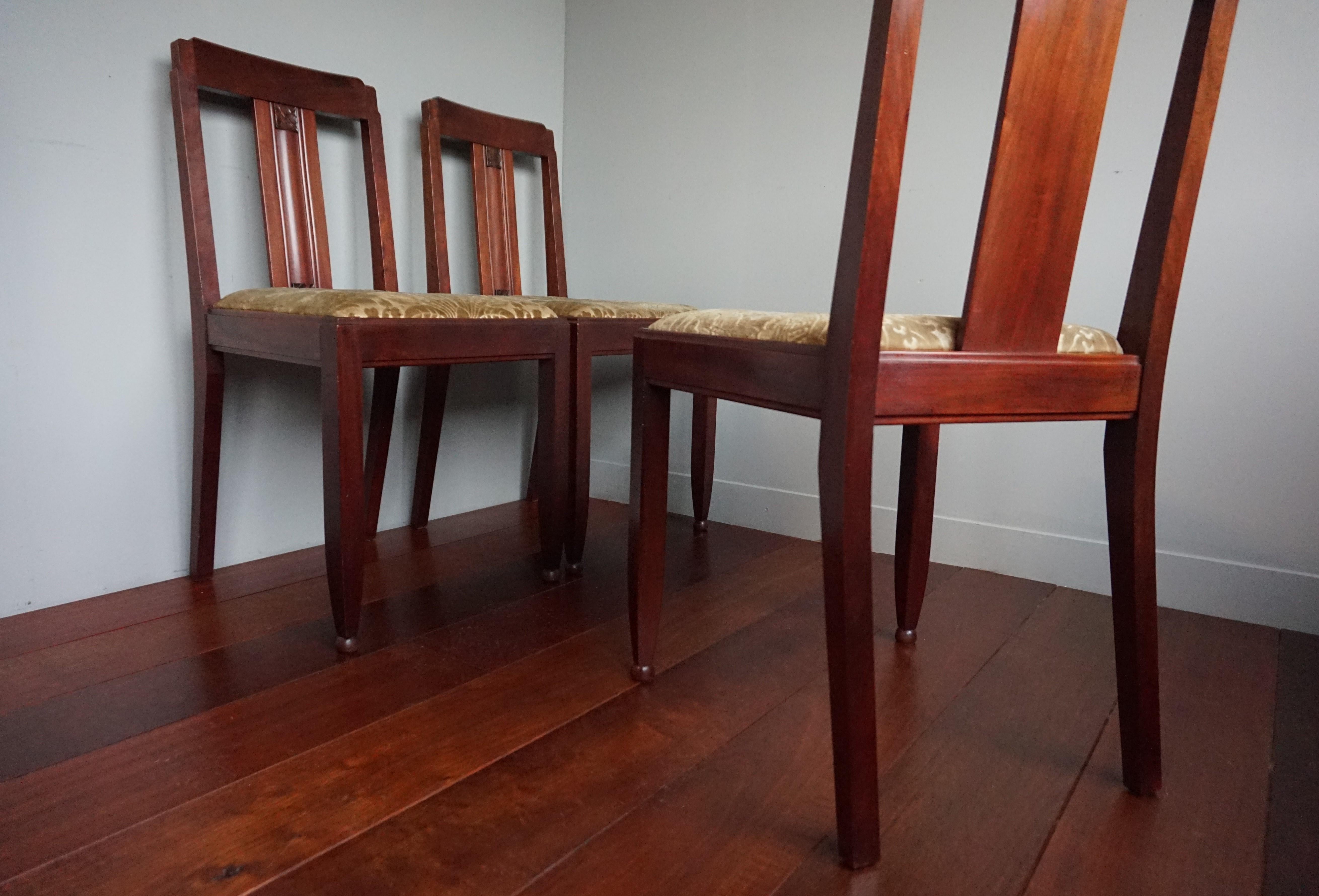 Satz von 4 Arts & Crafts-Esszimmerstühlen aus patiniertem Nussbaumholz mit Stilisierte Blumen mit eingelegten Intarsien im Angebot 10