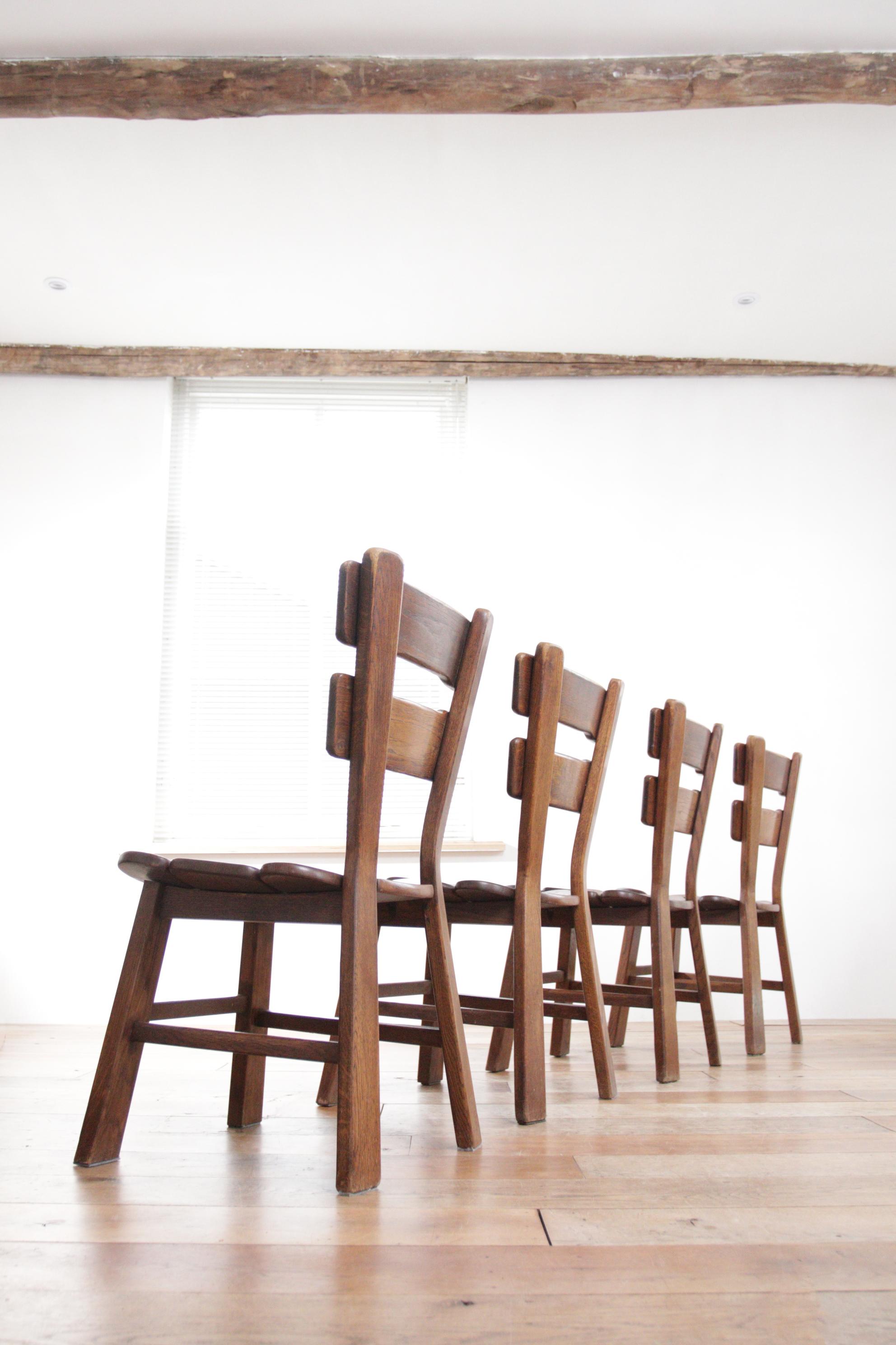 Ensemble de 4 chaises de salle à manger en chêne à dossier échelonné de style Brutaliste hollandais Bon état - En vente à Boven Leeuwen, NL