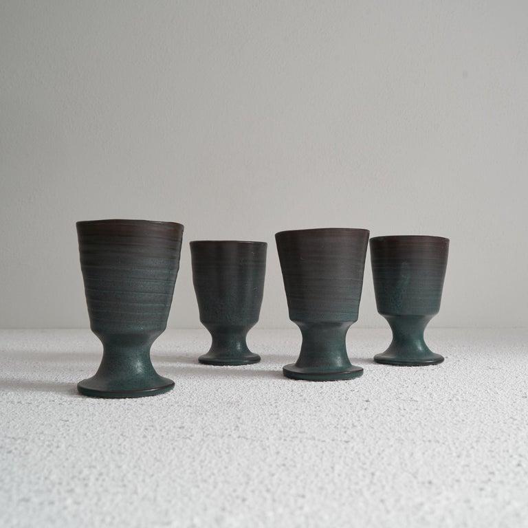 Juego de 4 copas de cerámica holandesa de mediados de siglo Studio Pottery. Países Bajos, mediados del siglo XX.     Maravilloso juego de 4 copas de Studio Pottery fabricadas en Holanda, a mediados del siglo pasado. Gran forma y color, pasando del