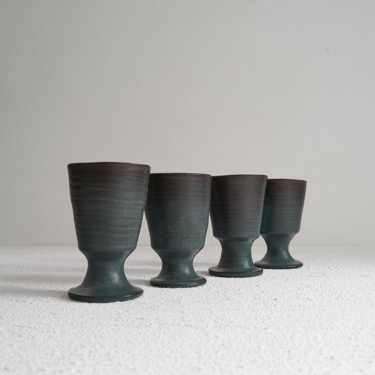 Juego de 4 copas de cerámica holandesa de mediados del siglo XX Studio Pottery Hecho a mano en venta